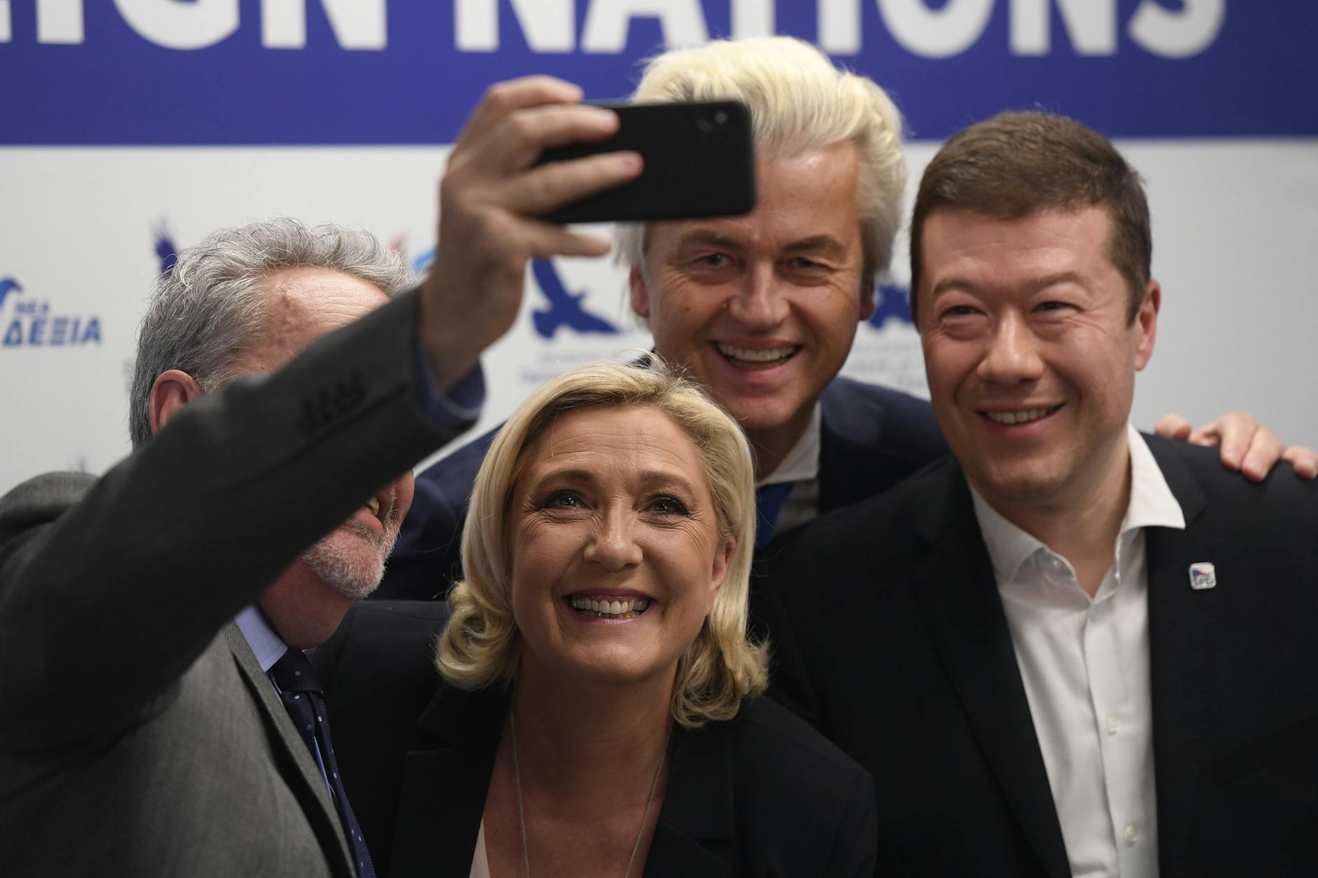 Selfie mit rechten EU-Skeptikern (v.l.): Gerolf Annemans (Belgien), Marine Le Pen (Frankreich), Geert Wilders (Niederlande) und Tomio Okamura (Tschechien) 2019 in Prag