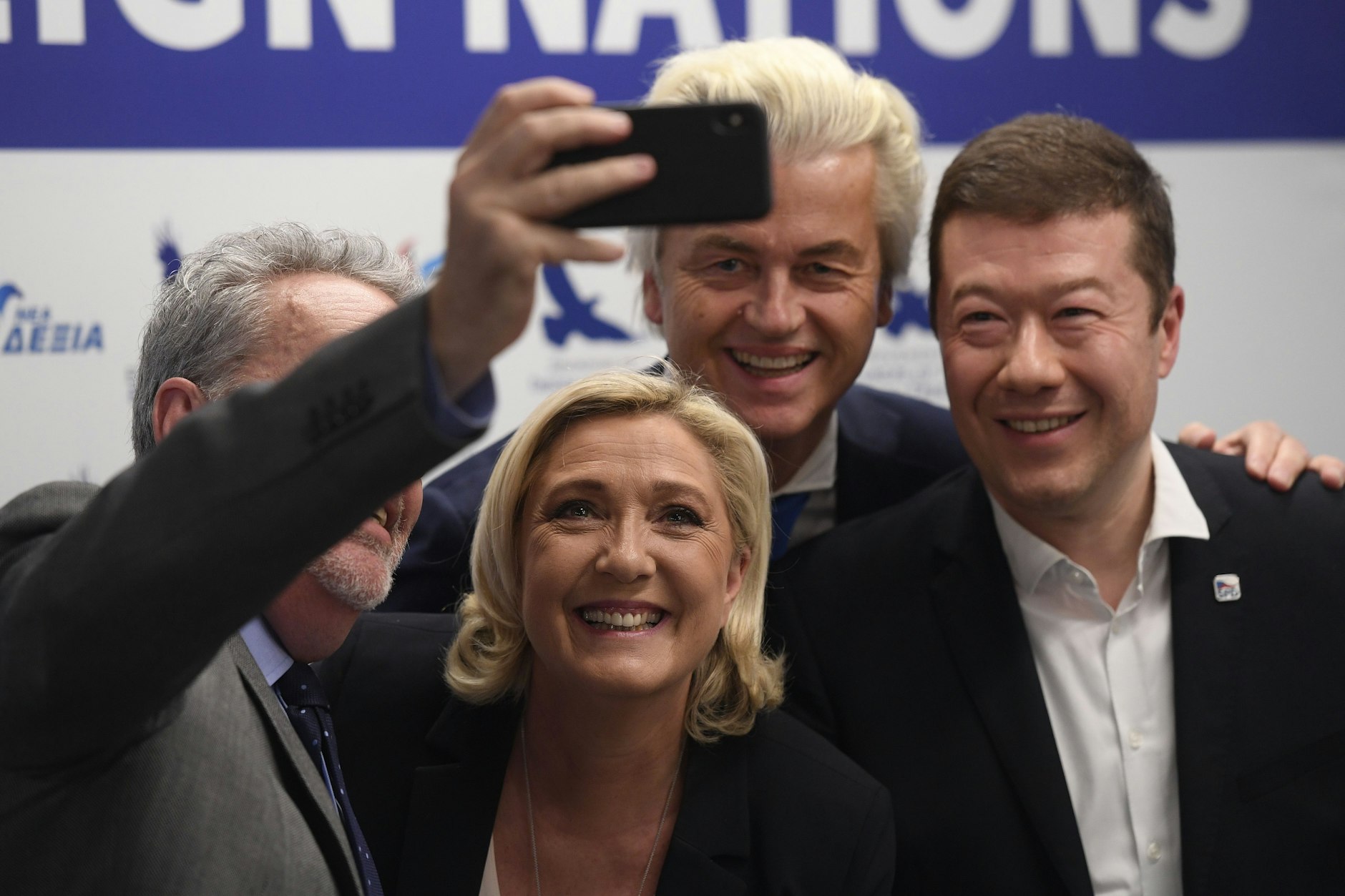 Selfie mit rechten EU-Skeptikern (v.l.): Gerolf Annemans (Belgien), Marine Le Pen (Frankreich), Geert Wilders (Niederlande) und Tomio Okamura (Tschechien) 2019 in Prag