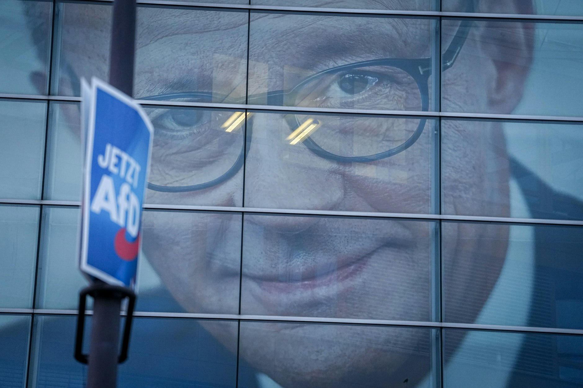 Ein Wahlplakat, das Friedrich Merz zeigt: Wird ihn der Migrationskurs stärken?