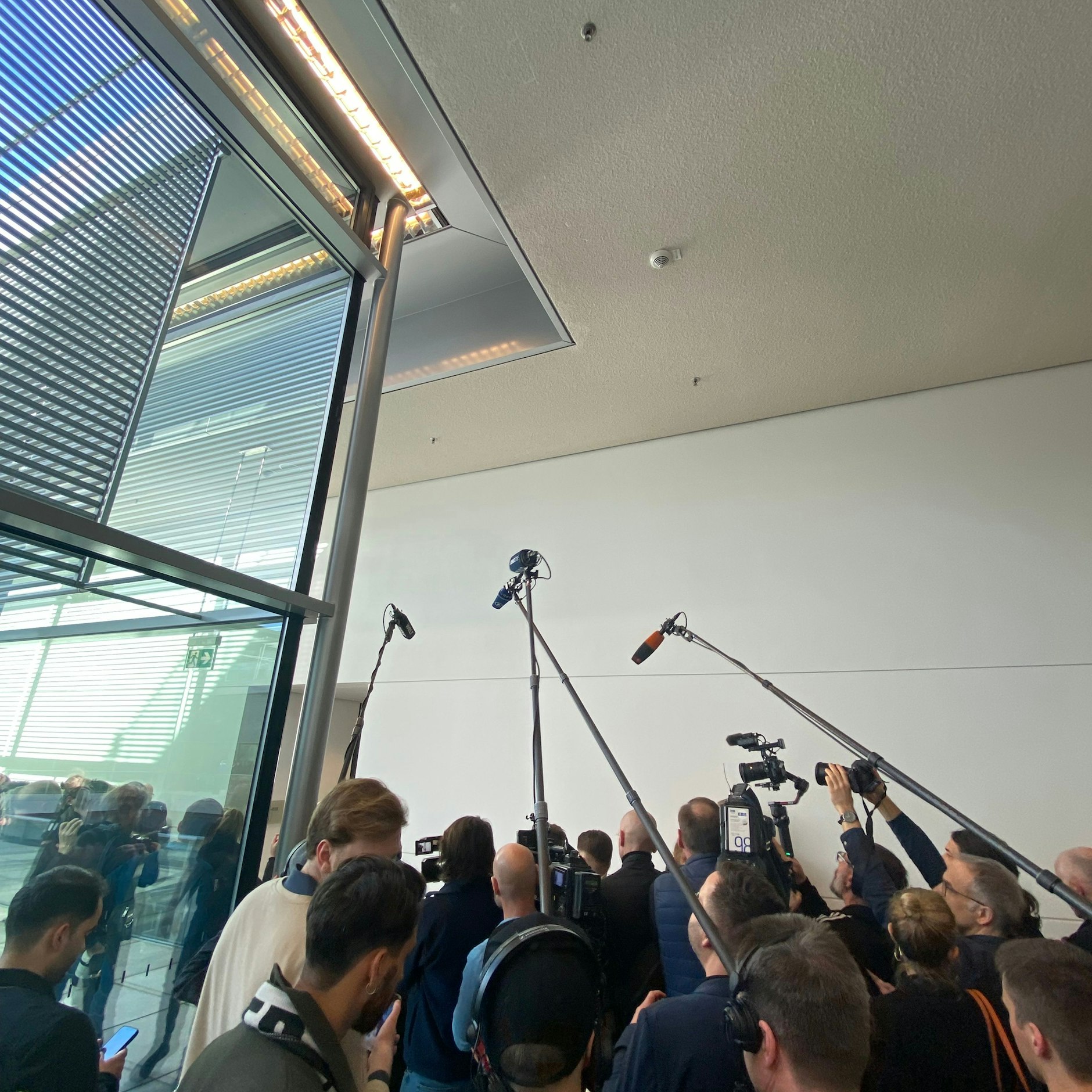 Journalisten warten auf die Abgeordneten, die in ihren Fraktionen tagen.