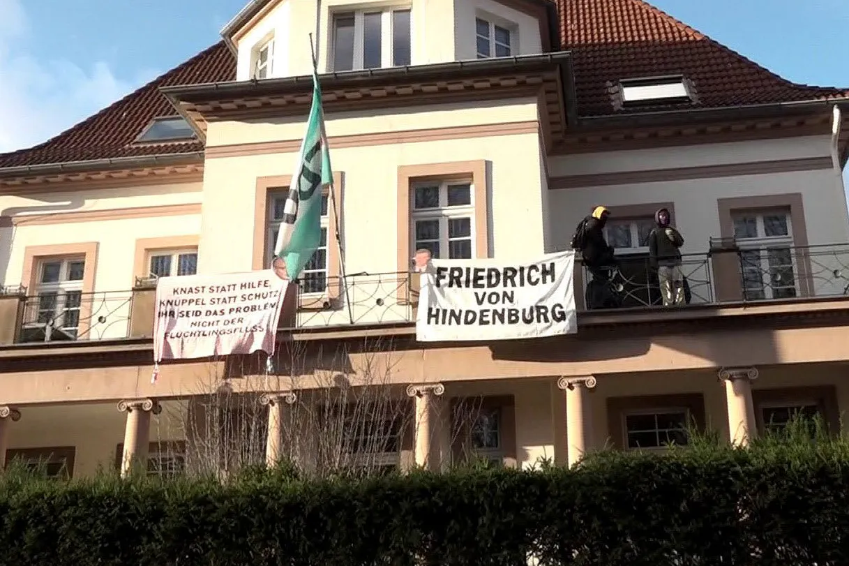 Aktivisten kletterten auf den Balkon der Geschäftsstelle des CDU-Kreisverbands Hannover.