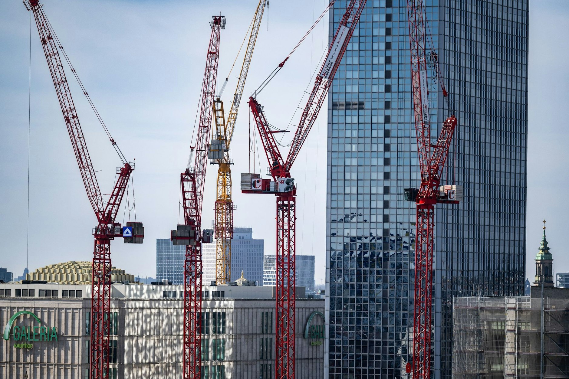 Kräne stehen auf einer Baustelle am Alexanderplatz.