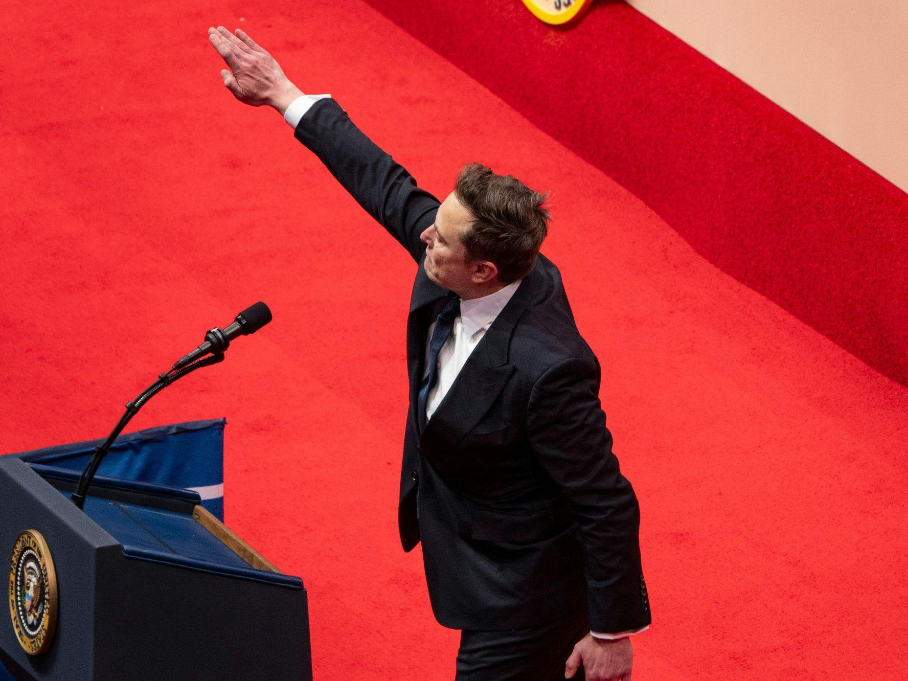 Elon Musk grüßt die Menge bei einer Indoor-Parade zur Amtseinführung von Präsident Trump.