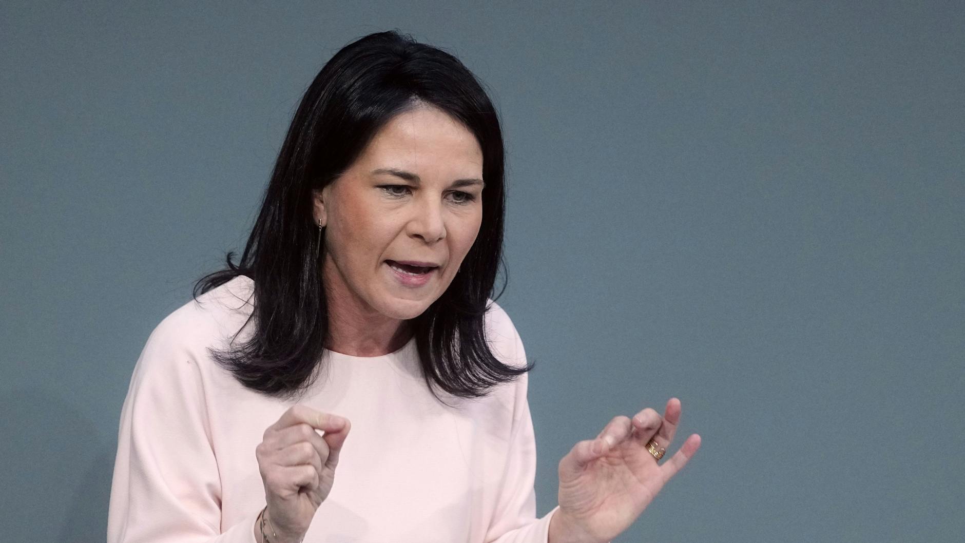 Bundesaußenministerin Annalena Baerbock (Bündnis 90/Die Grünen) verblüffte am Freitag im Bundestag mit einer Rhetorik unter der Gürtellinie.