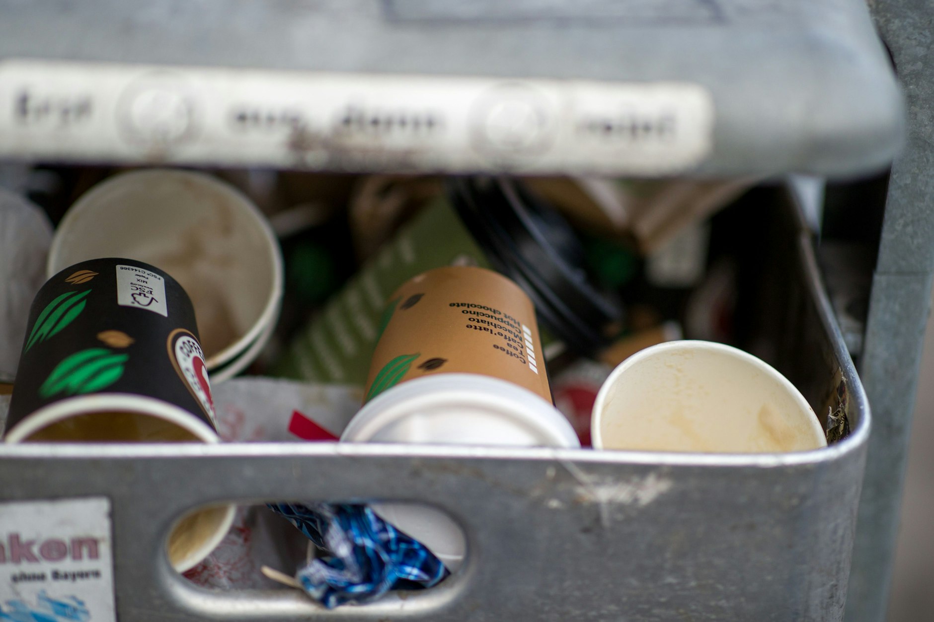 Benutzte Einweg-Kaffeebecher liegen in einem Mülleimer.