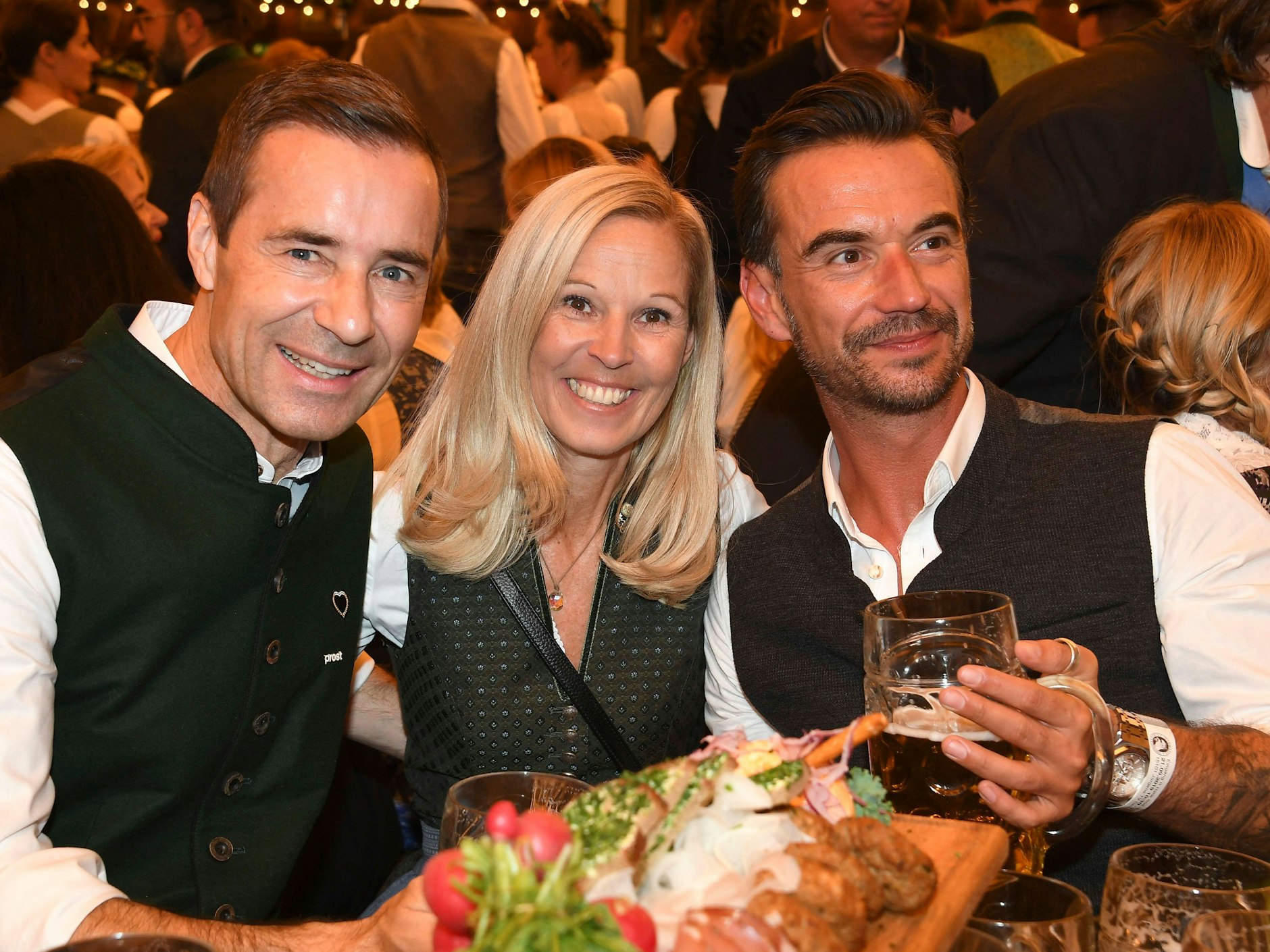 Kai Pflaume mit Frau Ilke und Florian Silbereisen beim Oktoberfest in München.