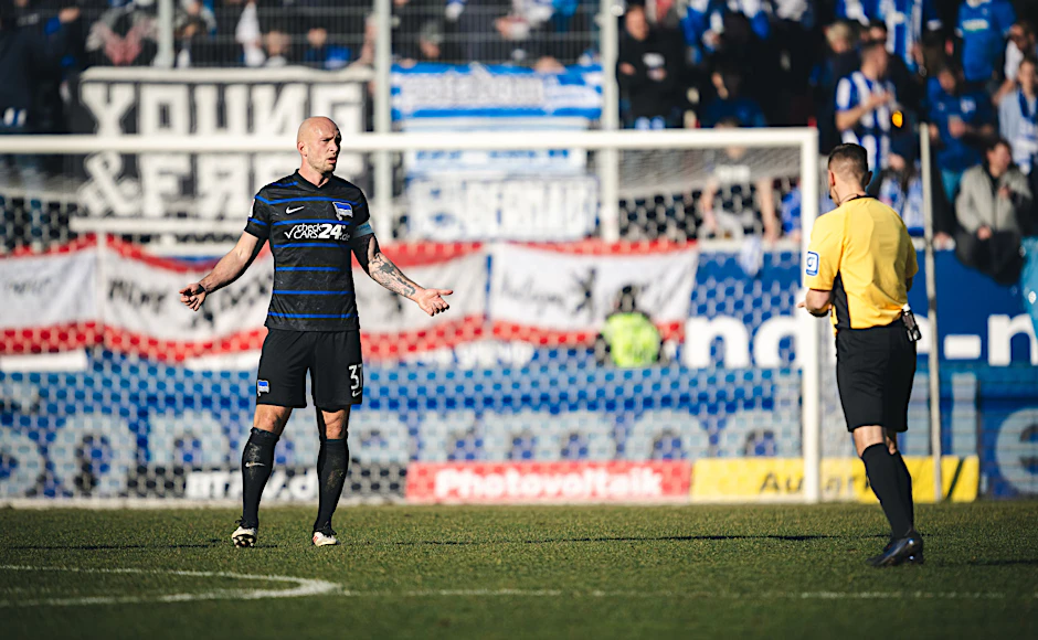Hertha-Kapitän Toni Leistner war nicht nur bei der Elfmeter-Entscheidung&nbsp; für Jahn Regensburg ratlos.