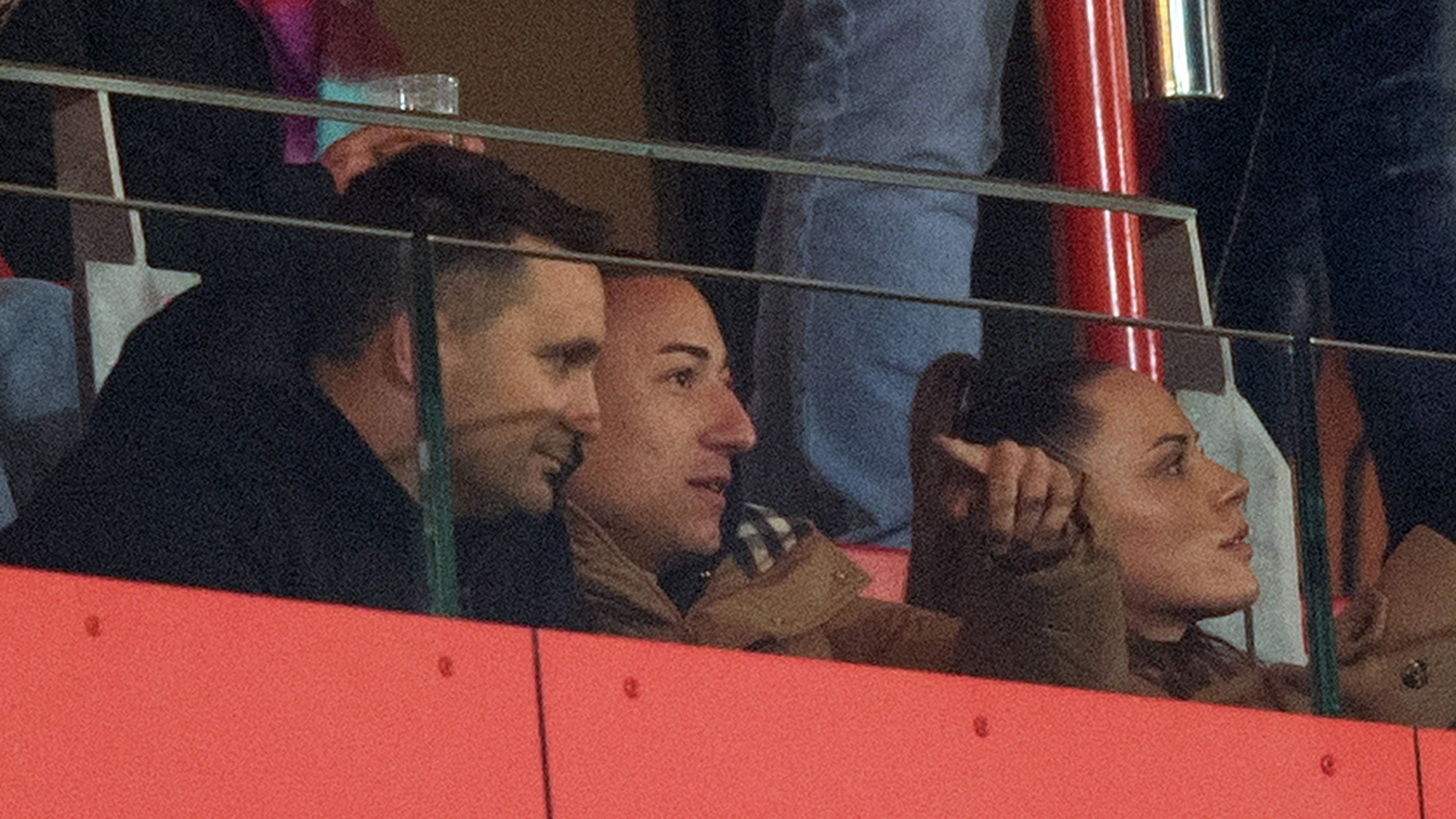 Marin Ljubicic (M.) guckt sich das Spiel des 1. FC Union gegen RB Leipzig live in der Alten Försterei an.