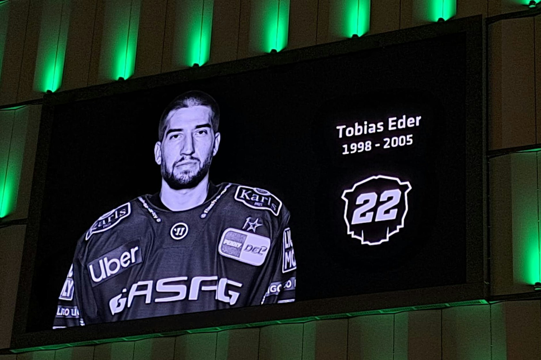 Das Gedenken an den verstorbenen Eisbären-Stürmer Tobias Eder ist rund um die Uber Arena allgegenwärtig.