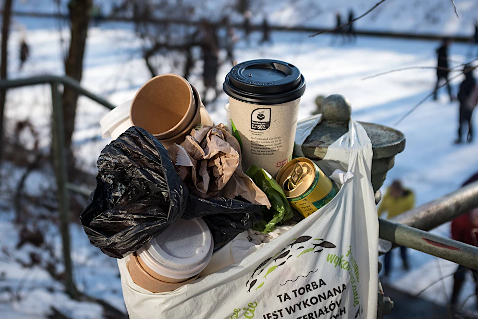 Sollte in Berlin auf Einwegverpackungen wie Kaffeebecher eine Steuer erhoben werden? Nach einem Gerichtsurteil des Bundesverfassungsgerichts wäre das möglich.