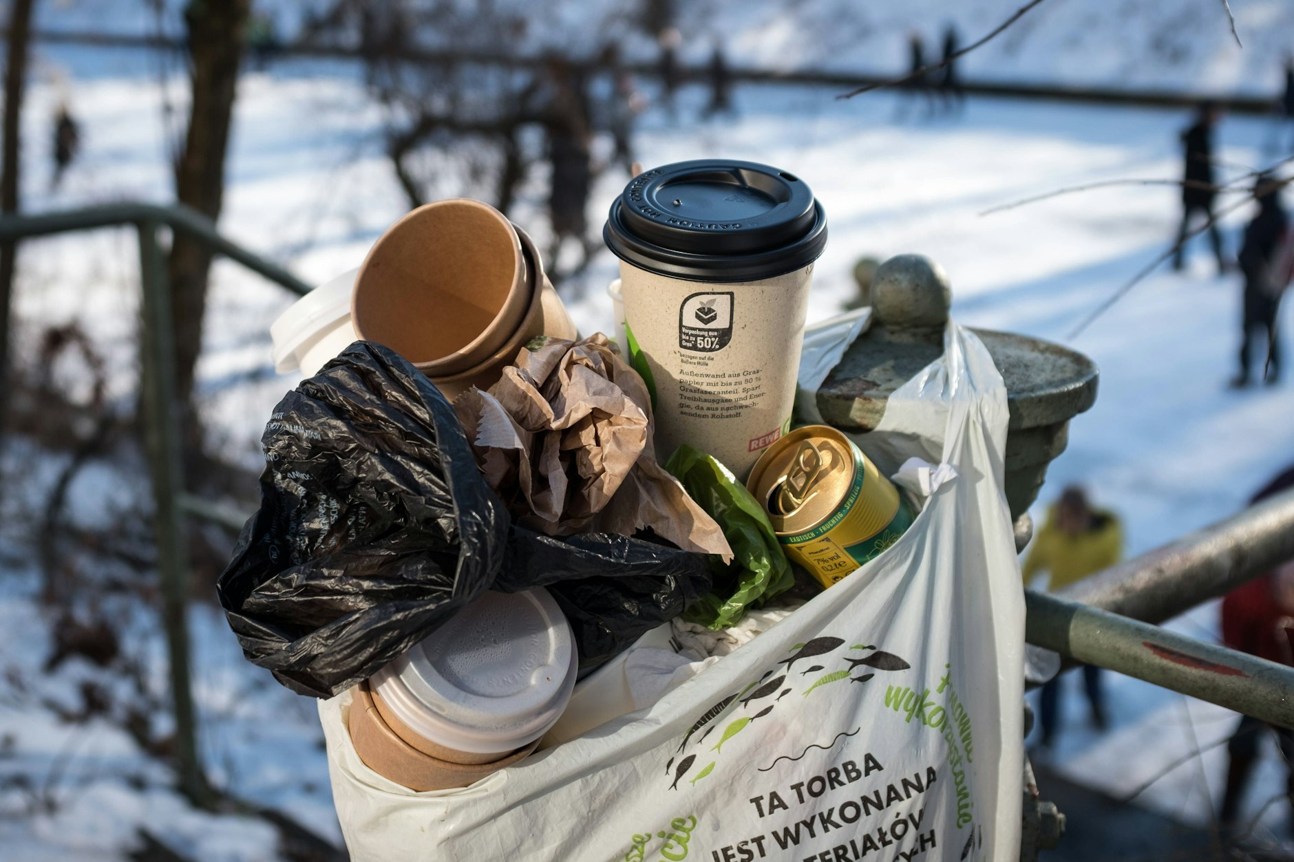 Sollte in Berlin auf Einwegverpackungen wie Kaffeebecher eine Steuer erhoben werden? Nach einem Gerichtsurteil des Bundesverfassungsgerichts wäre das möglich.