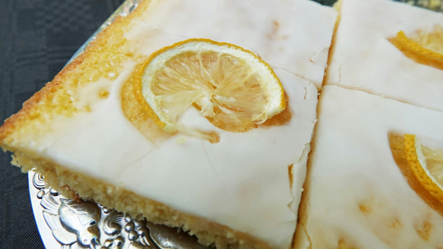 Den fertigen Selterskuchen können Sie mit Orangen- oder Zitronenscheiben garnieren. So wird aus dem einfachen Rezept ein kleines Kunstwerk.