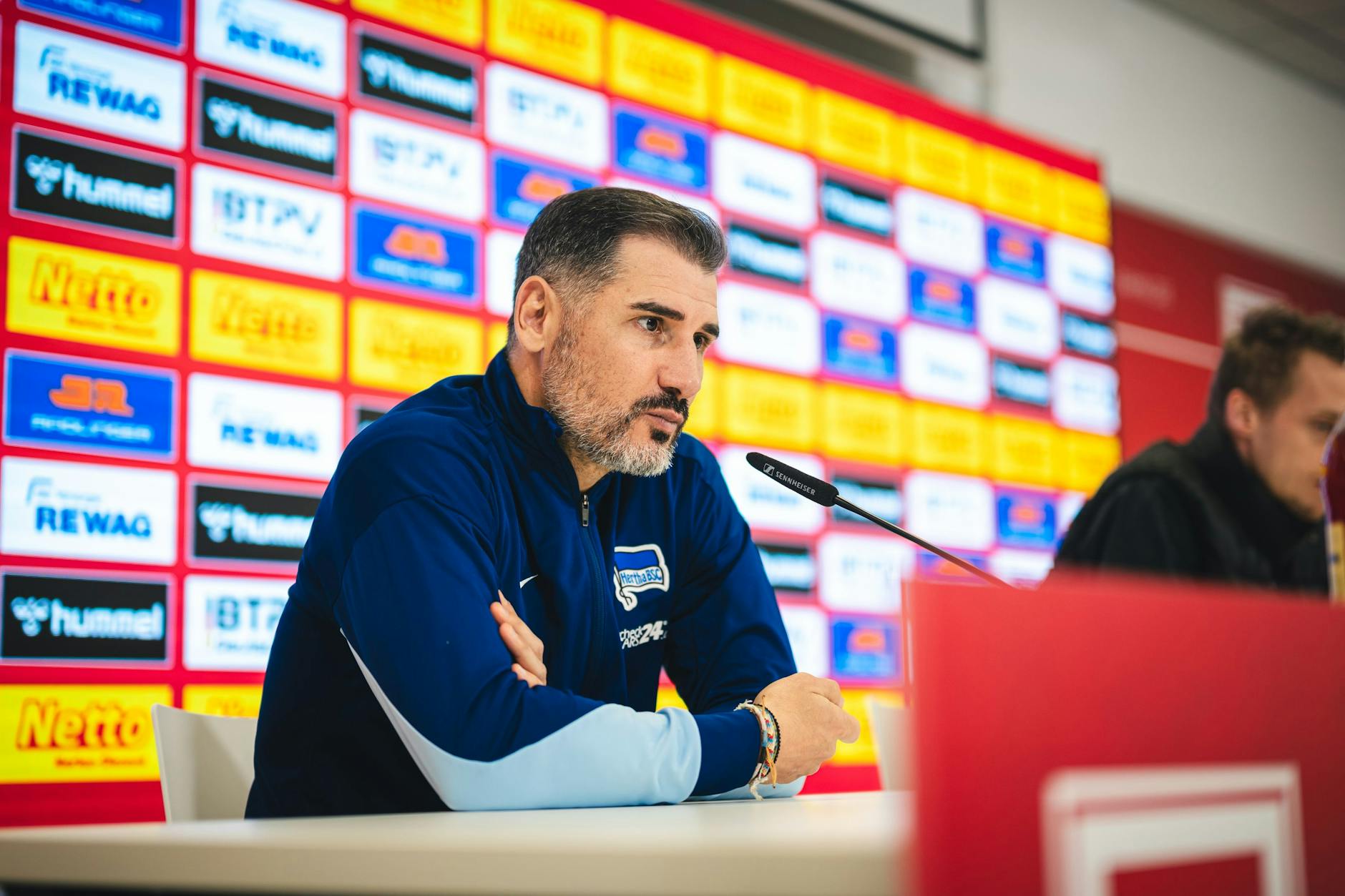 Hertha-Trainer Cristian Fiel fand harte Worte wegen der Blamage in Regensburg.