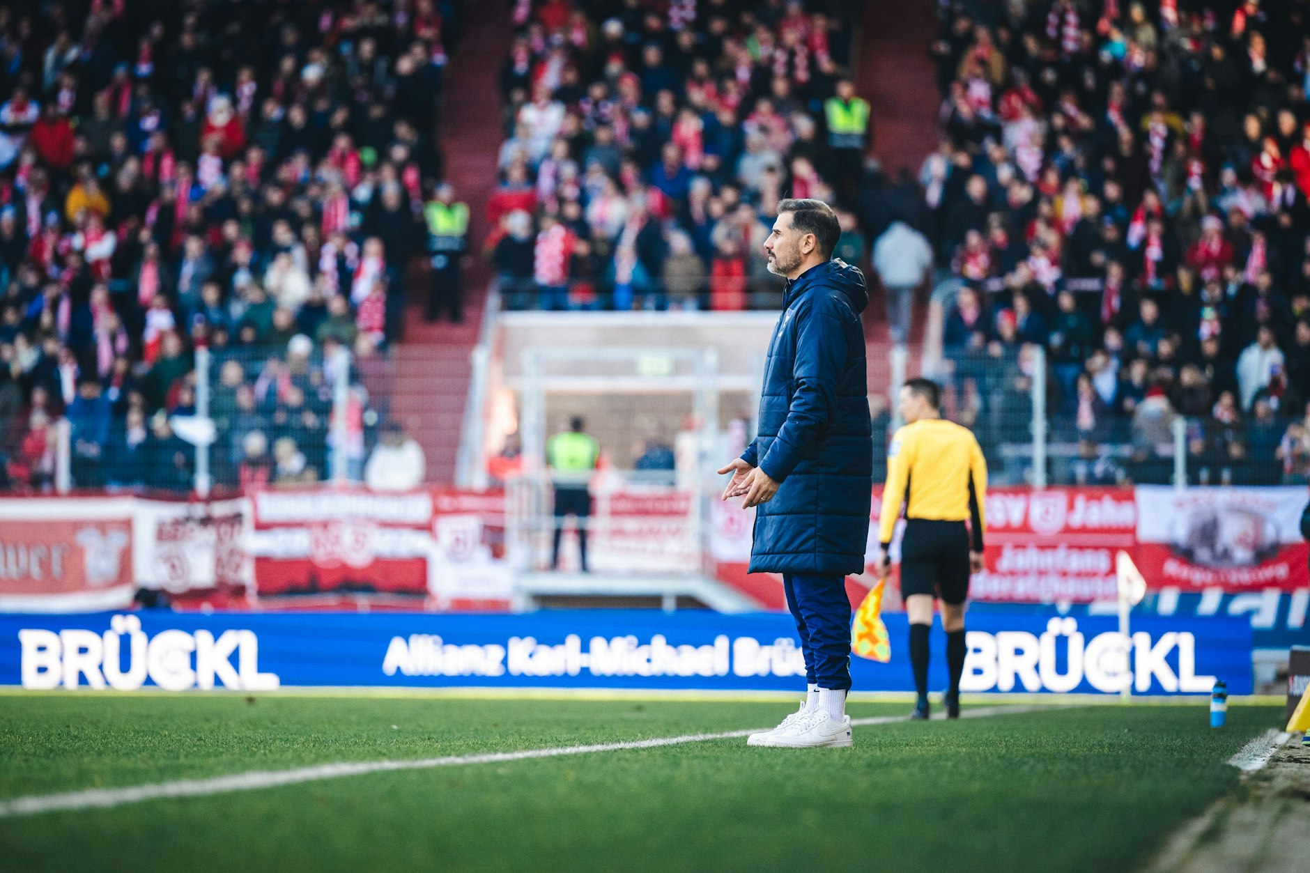 Hertha-Trainer Cristian Fiel muss mit ansehen, wie seine Spieler gegen den Tabellenletzten Regensburg komplett versagen.