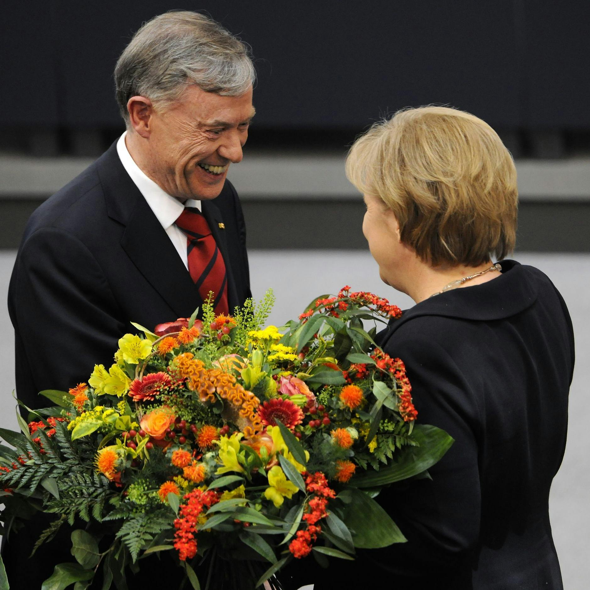 Bundeskanzlerin Angela Merkel gratuliert Bundespräsident Horst Köhler zu dessen Wiederwahl im Jahr 2009.