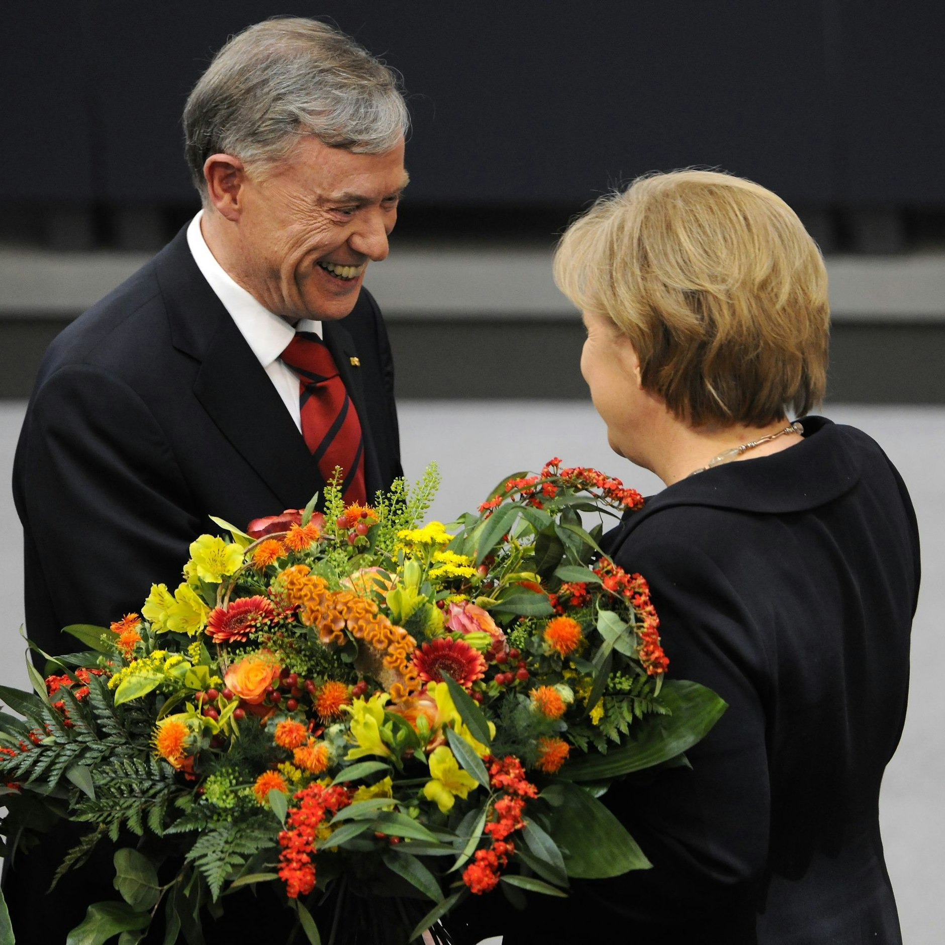 Bundeskanzlerin Angela Merkel gratuliert Bundespräsident Horst Köhler zu dessen Wiederwahl im Jahr 2009.