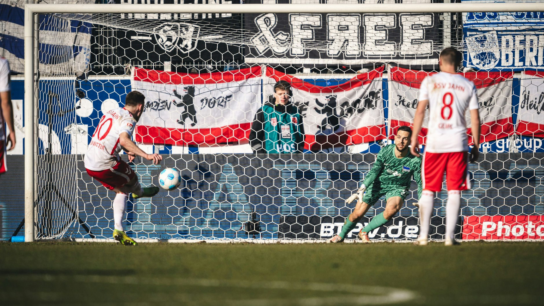Regensburgs Christian Kühlwetter traf eiskalt per Elfemeter zum 1:0. Da war Hertha-Torwart Marius Gersbeck chancenlos.