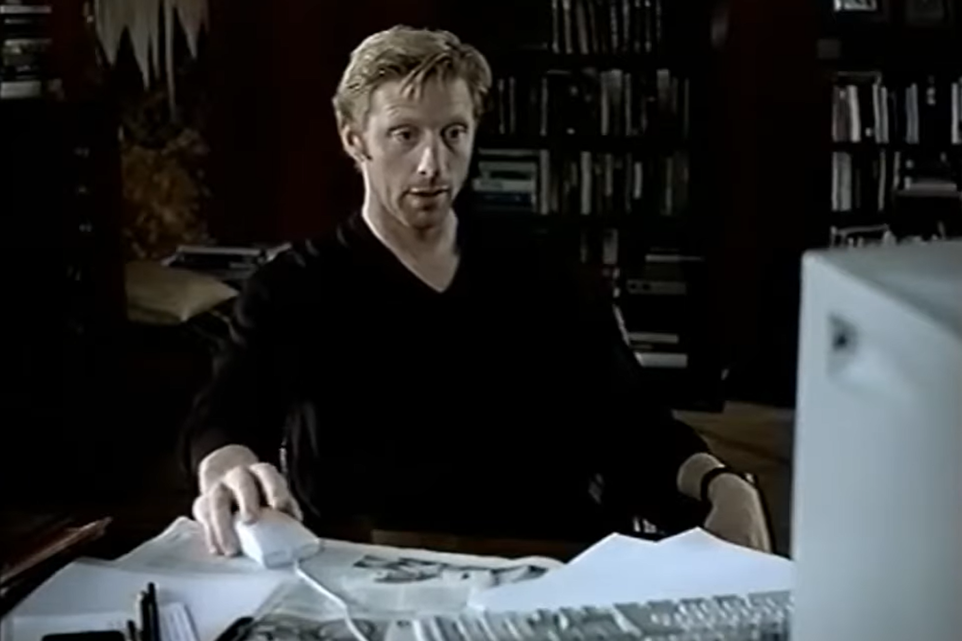 Als dieser Werbespot für AOL gedreht wurde, war die Internetverbindung offenbar noch das einzige Problem von Tennis-Legende Boris Becker.
