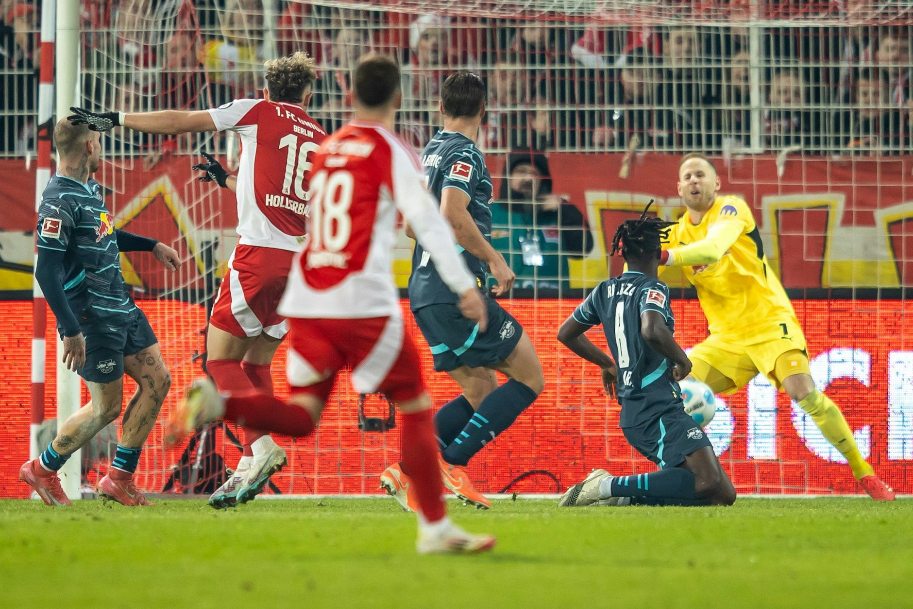 Auch Benedict Hollerbach (Nr. 16) versucht es, kommt aber gegen RB Leipzig nicht zum Torerfolg.