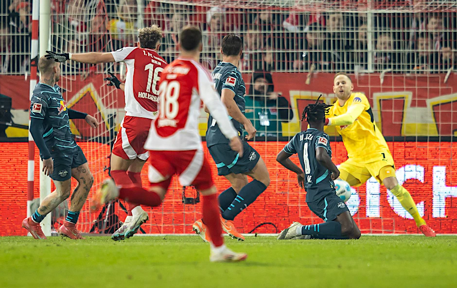 Auch Benedict Hollerbach (Nr. 16) versucht es, kommt aber gegen RB Leipzig nicht zum Torerfolg.