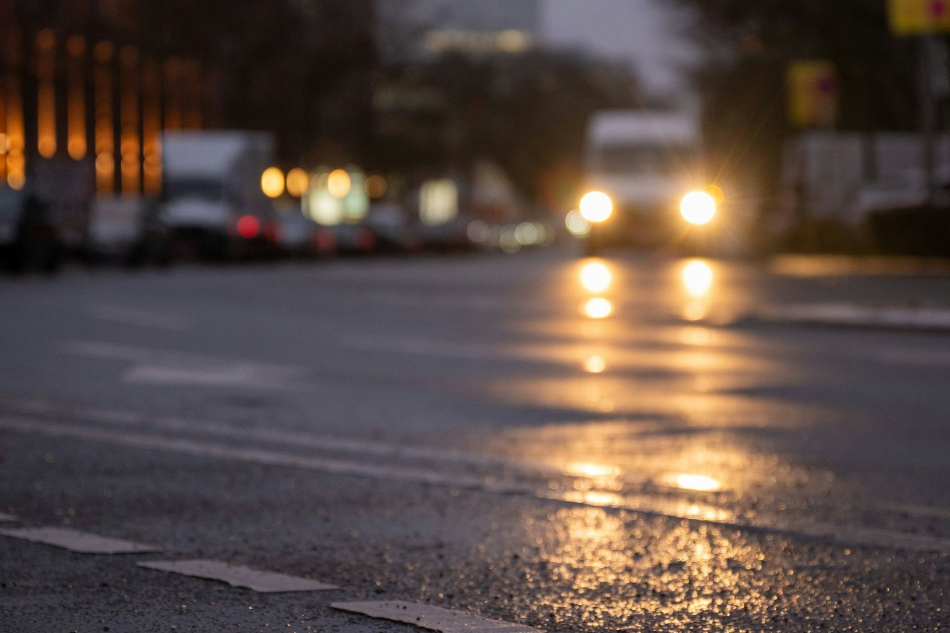 Ein Auto fährt am Morgen über eine vereiste Straße im Bezirk Charlottenburg.