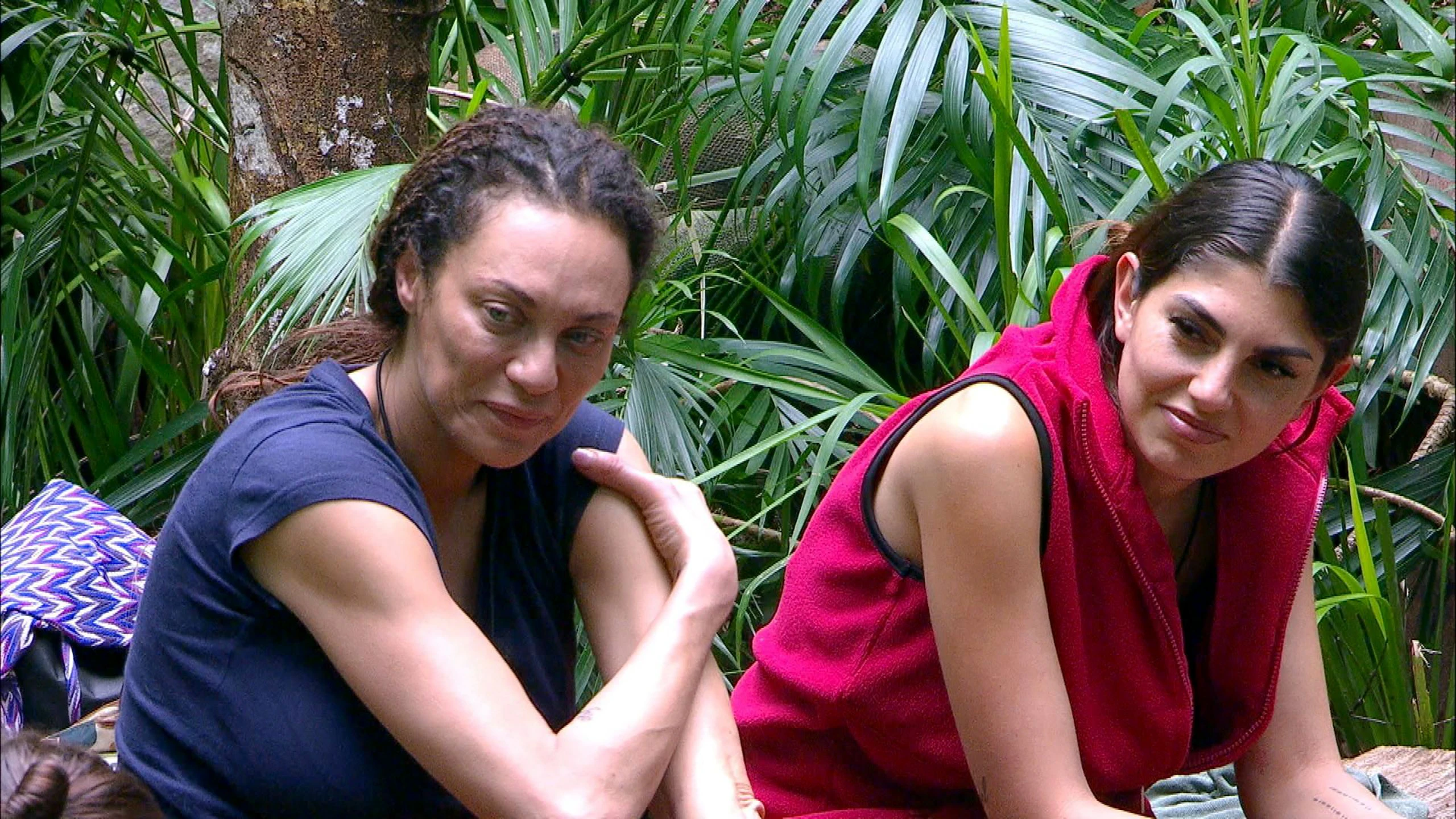 Yeliz Koc (r.) muss das Dschungelcamp verlassen - eine Überraschung für das gesamte Camp.