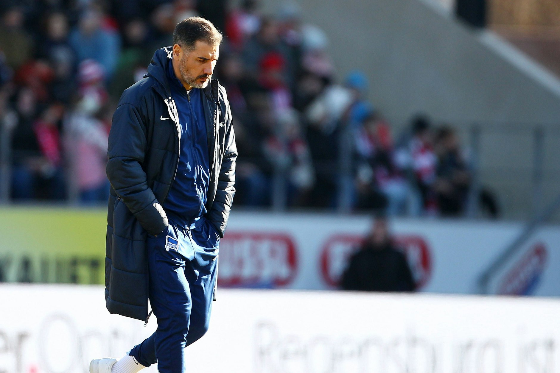 Herthas Trainer Cristian Fiel wirkte nach der 0:2-Blamage beim Tabellenletzten Regensburg ratlos bis tief enttäuscht.