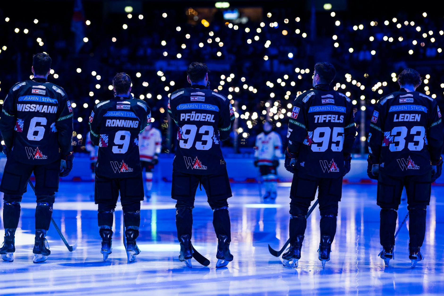 Spieler und Fans trauerten am Sonntag in der Uber Arena um den verstorbenen Eisbären-Stürmer Tobias Eder.