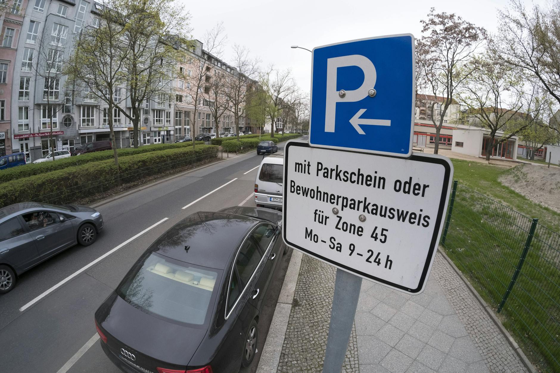 Mit Parkschein parken wird on Berlin immer teurer, die Gebühren für Anwohner blieben seit Jahren niedrig. Das soll sich ändern.