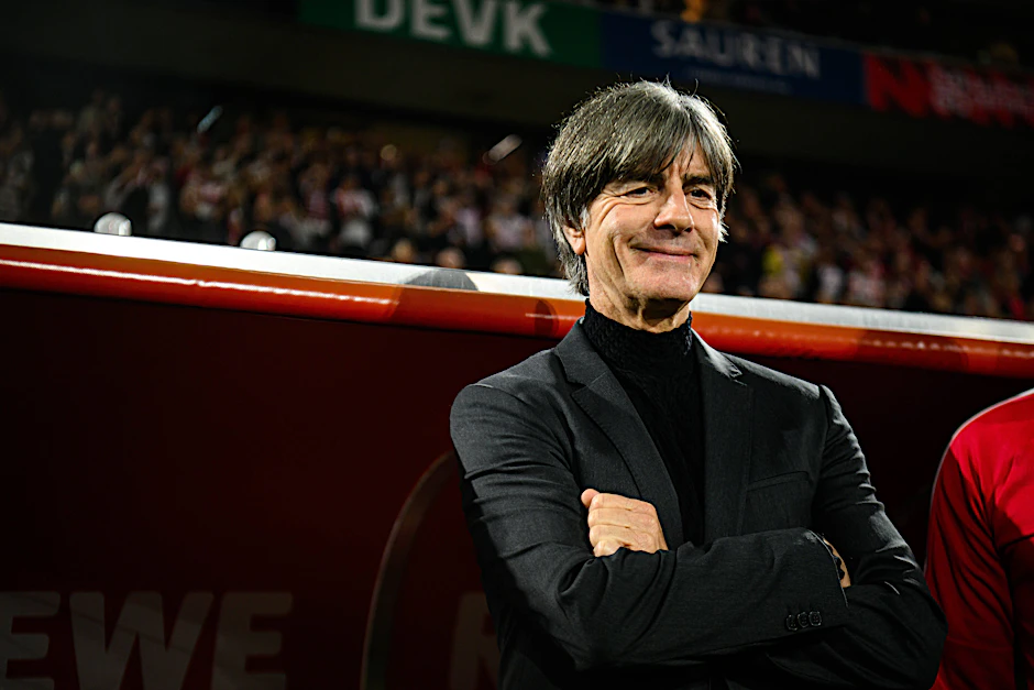 Beim Abschiedsspiel von Lukas Podolski konnte man Joachim Löw mal wieder auf der Trainerbank sehen.