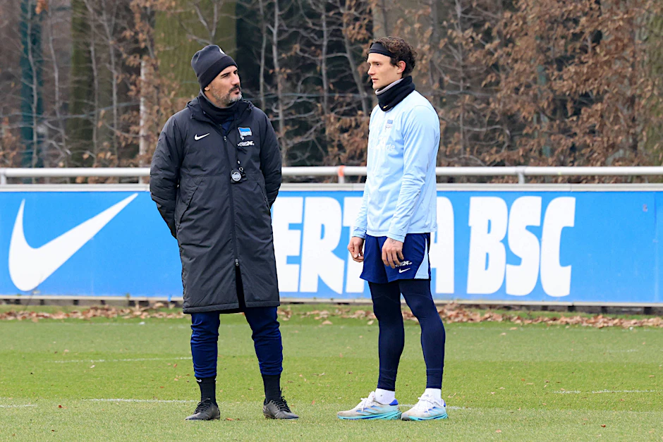 Gesprächsbedarf bei Hertha BSC: Trainer Cristian Fiél und Fabian Reese (v.l.) hatten sich am Tag nach der Niederlage in Regensburg viel zu erzählen.