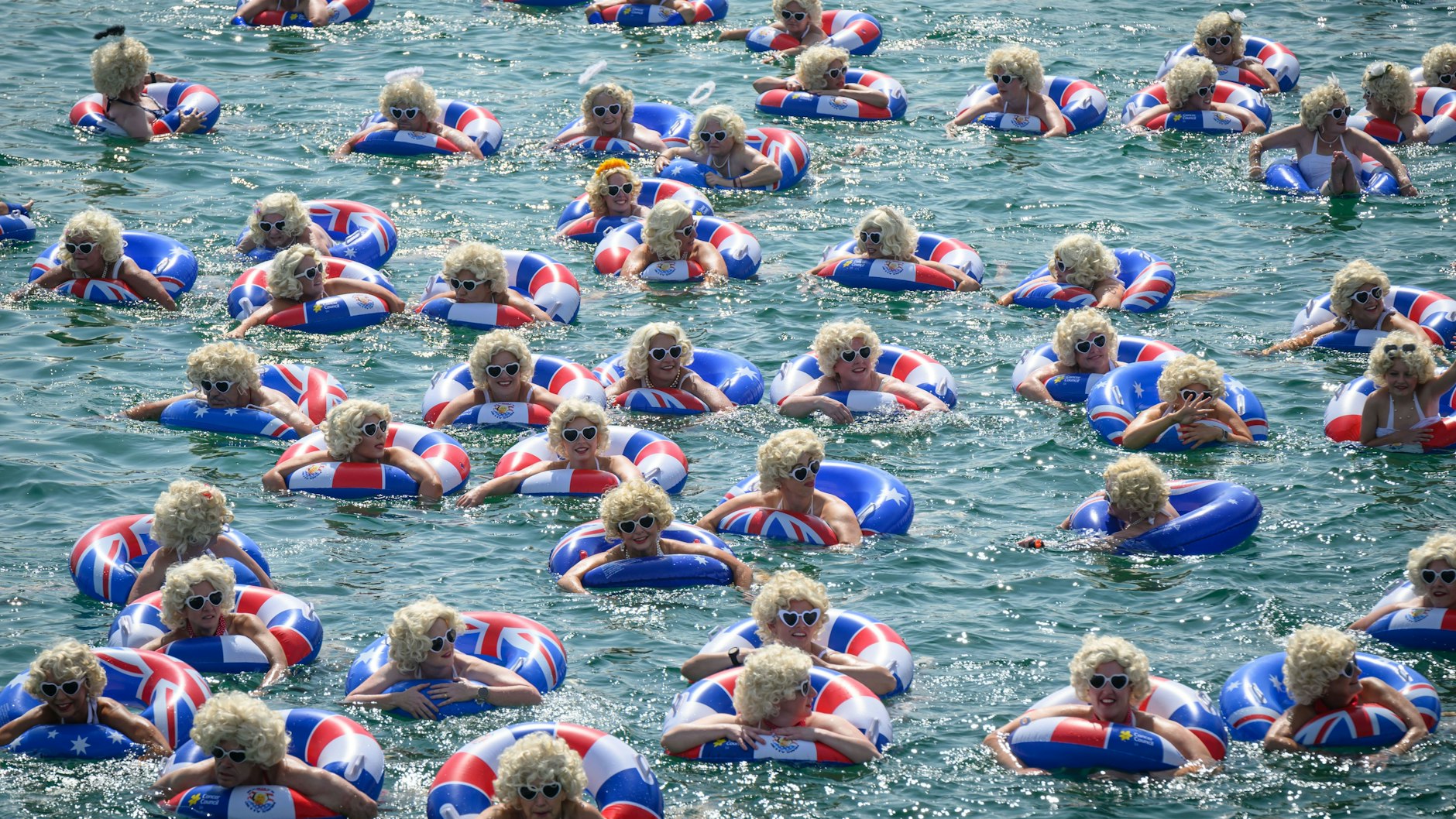 Dieses Jahr waren 765 Marilyn-Monroe-Doubles bei dem Benefiz-Schwimmen in Australien dabei.