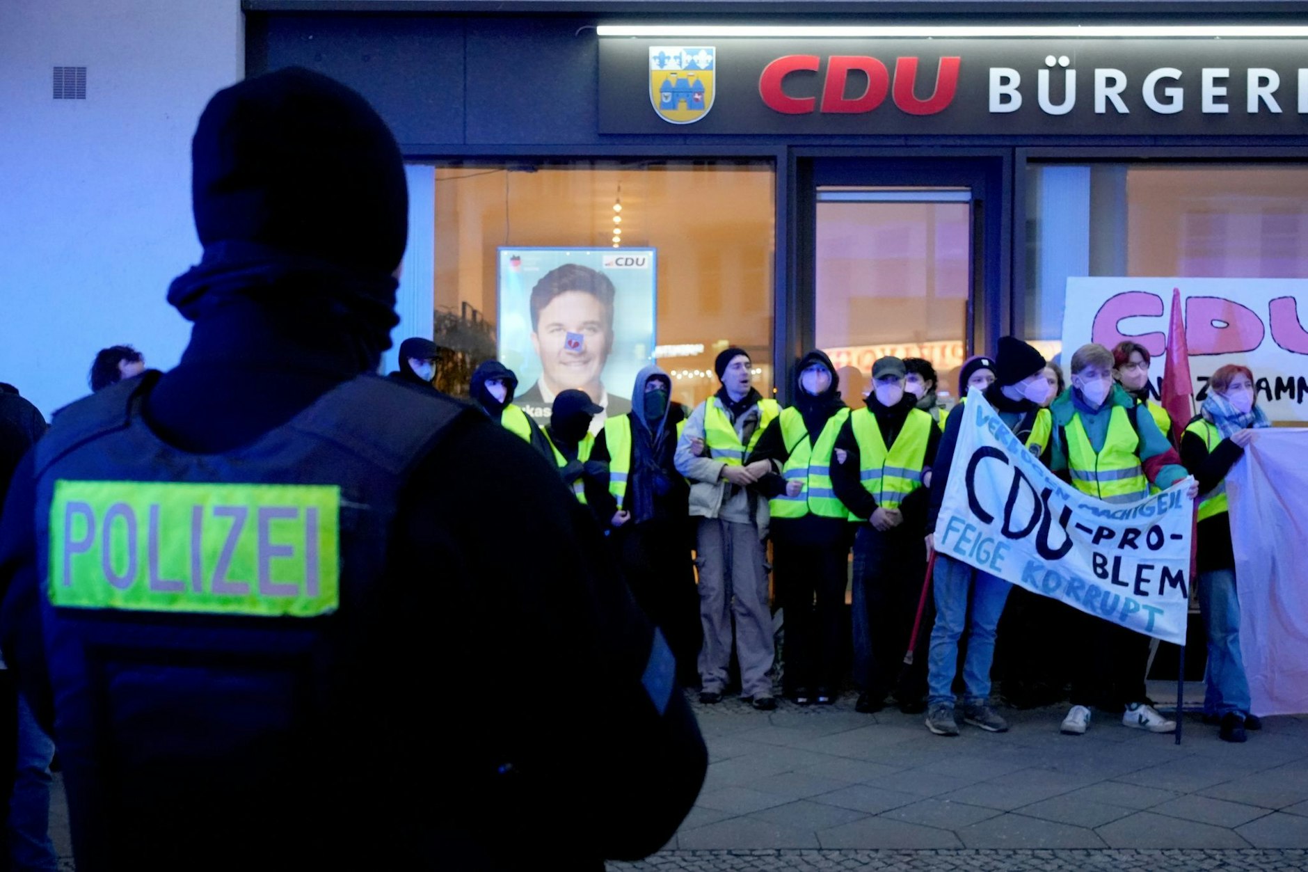 Demonstranten blockieren ein Bürgerbüro der CDU.