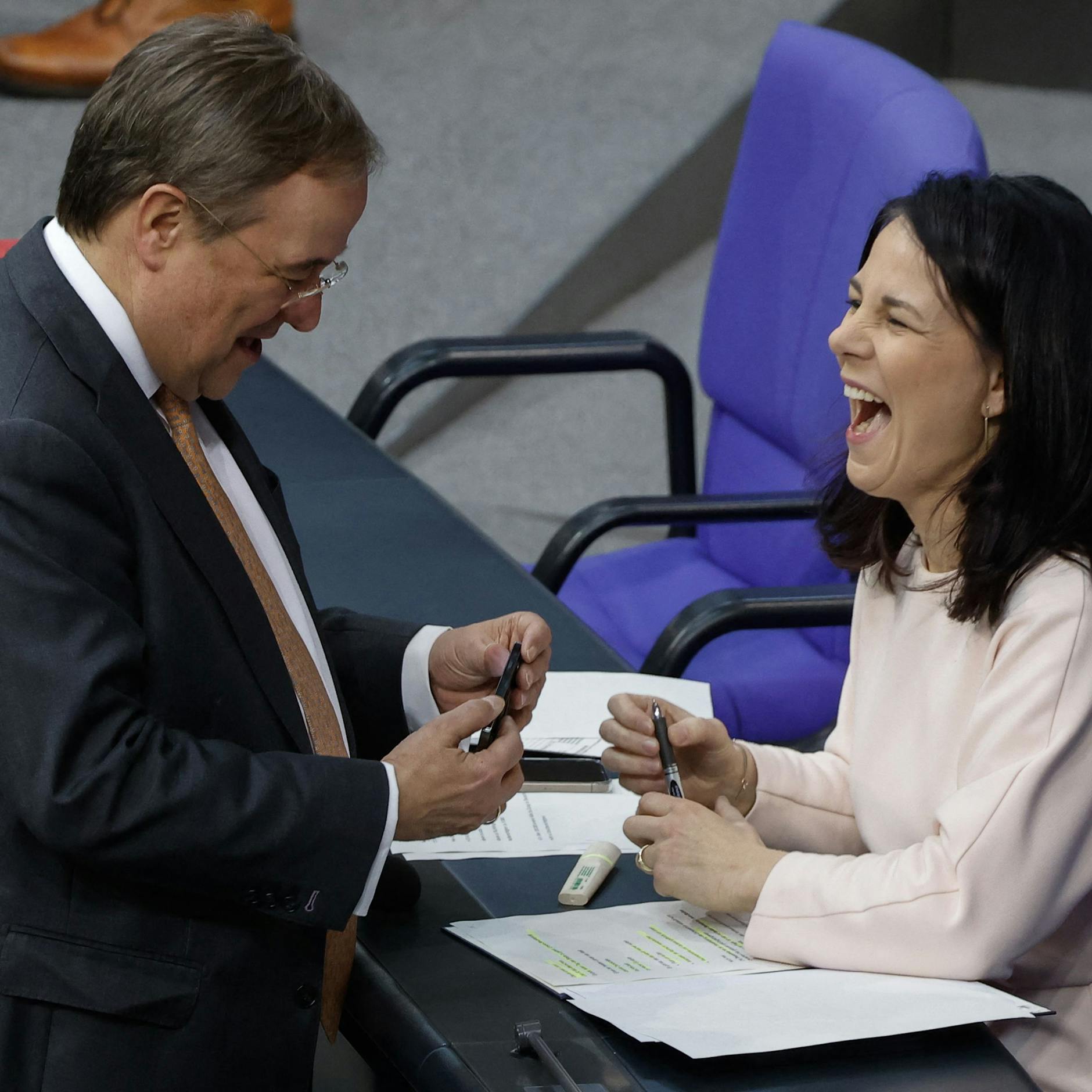 Image - Baerbock und Merz abends beim Wein in Laschets Wohnung: Das ist doch kein Partygate!