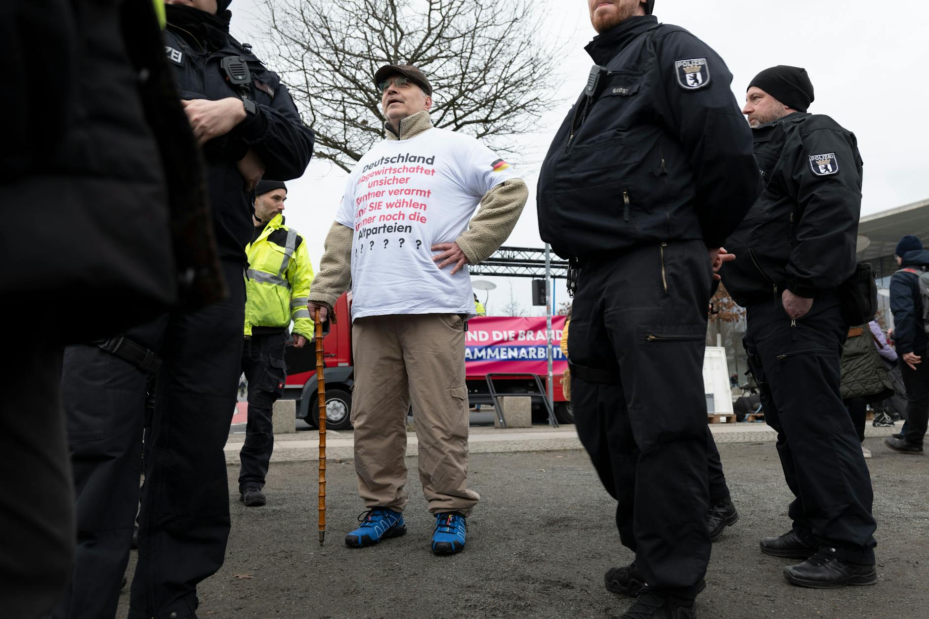 Der Mann mit AfD -Shirt und Kruckstock