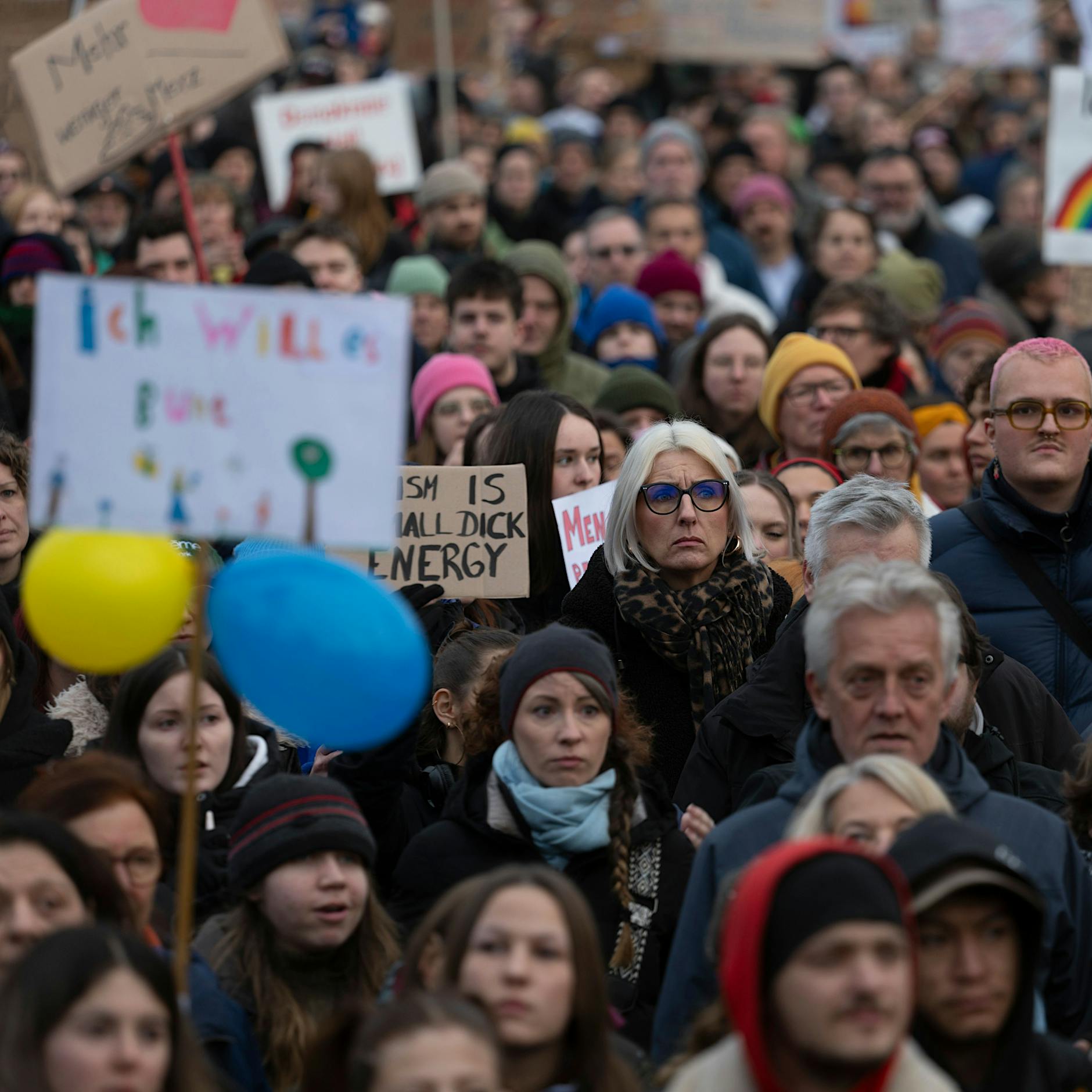 160.000 Menschen bei „Brandmauer“-Demo in Berlin: Polizei muss Mann in AfD-Trikot aus Menge eskortieren