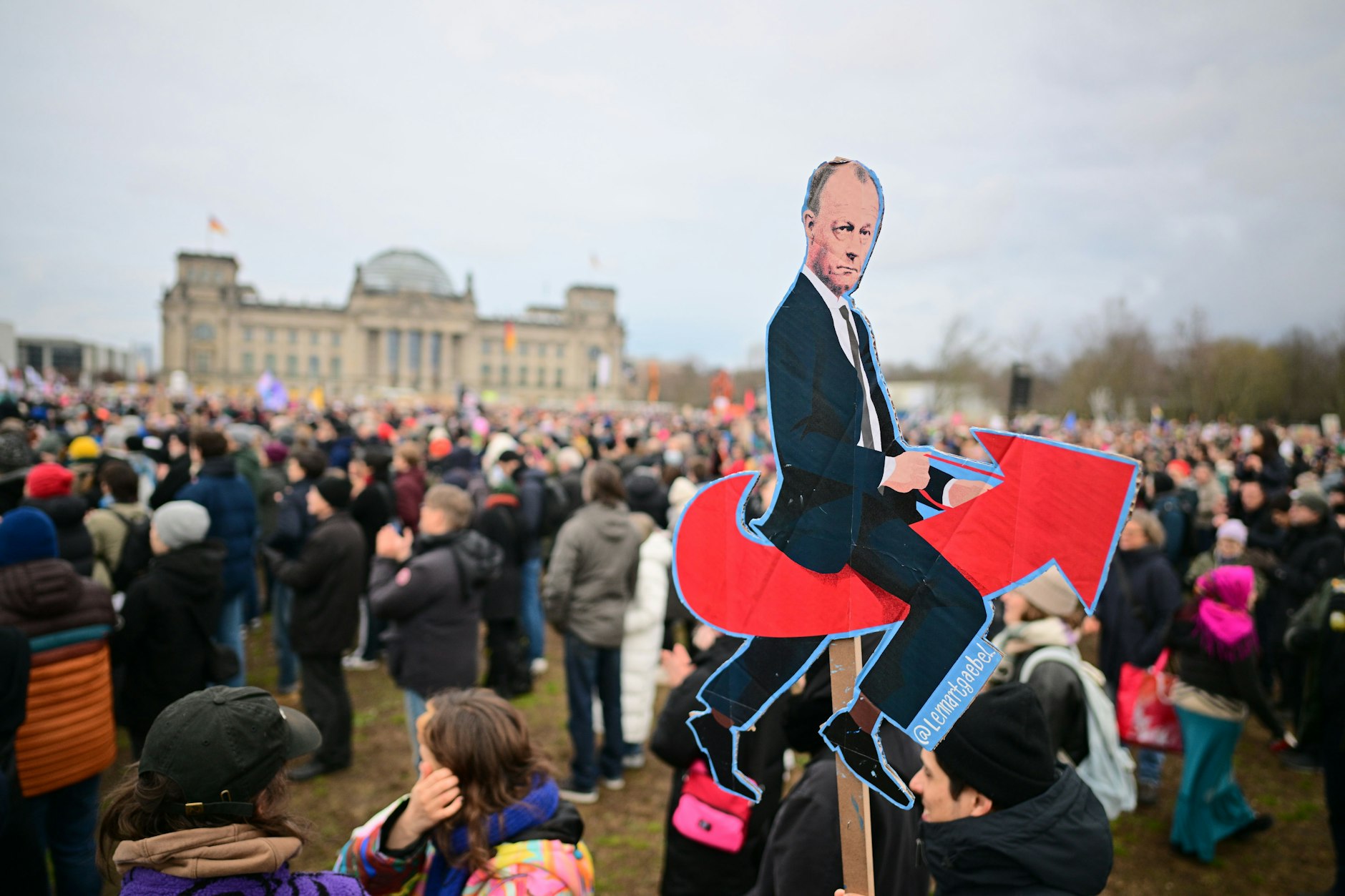 Laut Berichten machten sich bis zu 60.000 Menschen auf, um am Sonntag in Mitte gegen Friedrich Merz und die AfD zu protestieren.