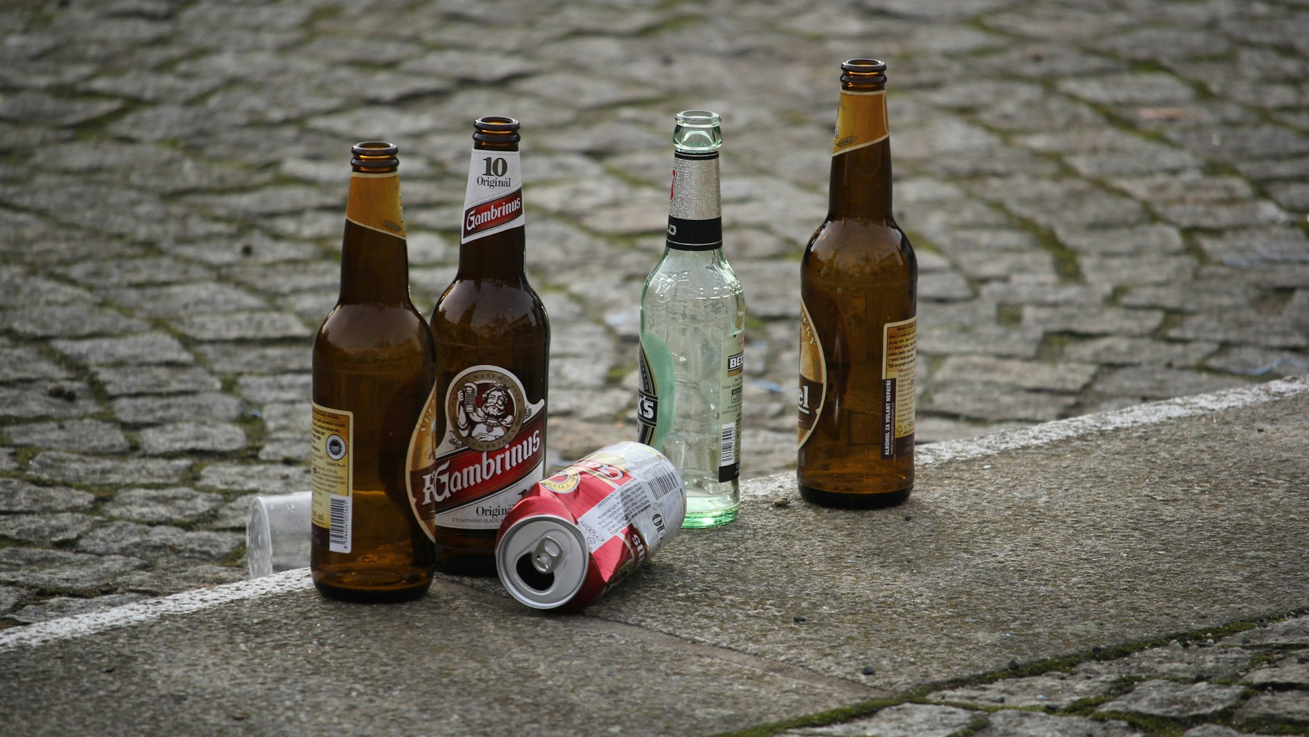 8 Cent Pfand für eine Glasflasche: Es ist kein Wunder, dass viele die geleerten Pullen gern auch einfach am Straßenrand abstellen.