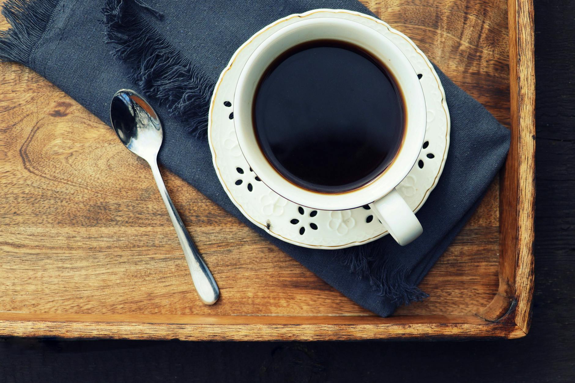 Schwarzer Kaffee hat wenig Kalorien - und soll in Kombination mit etwas Zitronensaft dafür sorgen, dass die Pfunde purzeln. Aber: Was ist dran am Schlank-Kaffee?