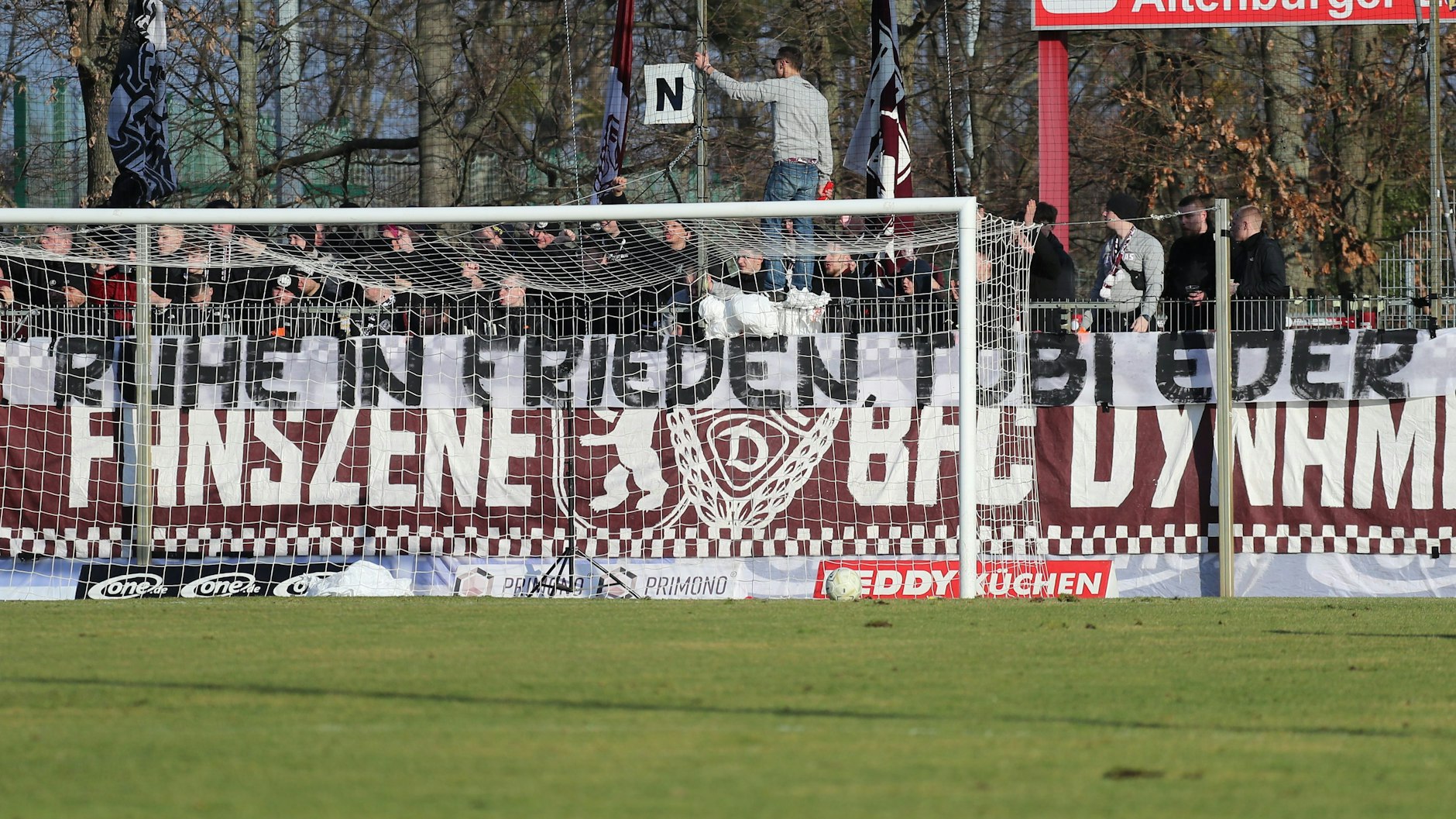Die BFC-Fans gedenken in Meuselwitz dem verstorbenen Eisbären-Stürmer Tobi Eder mit einem Banner.