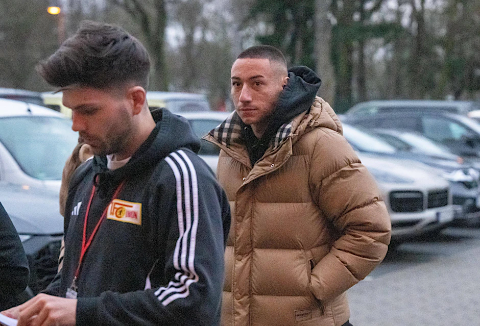 Rene Andresen, Assistent der Geschäftsführung des 1. FC Union Berlin, hat Marin Ljubicic (r.) am Samstagabend gegen RB Leipzig ins Stadion geführt.
