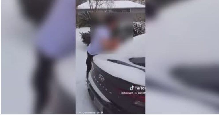 Schock-Video: Mann wischt mit Baby Schnee von der Windschutzscheibe!