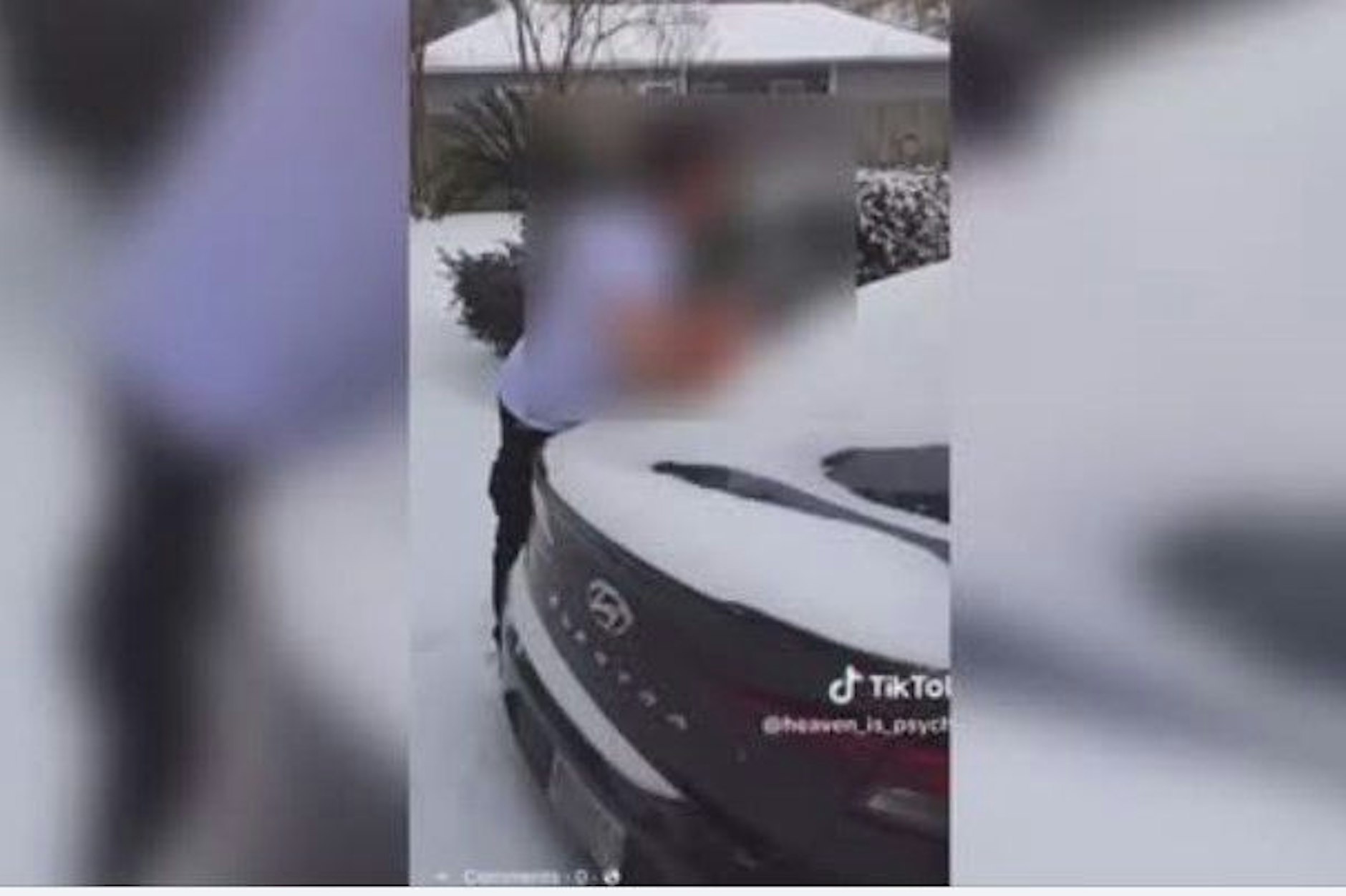 In Seelenruhe wischt der Mann mit dem Körper des Babys die Windschutzscheibe frei.
