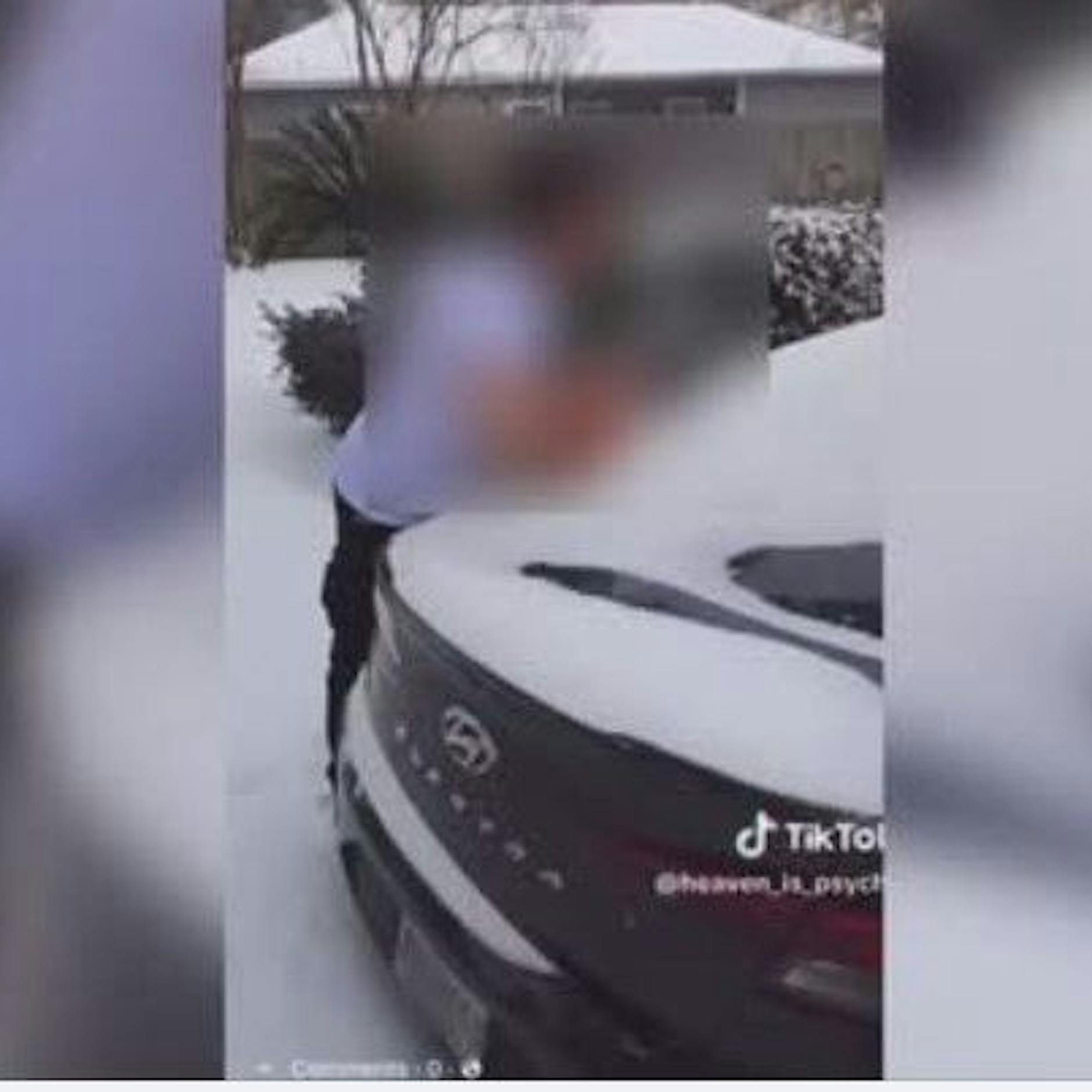 Schock-Video: Mann wischt mit Baby Schnee von der Windschutzscheibe!