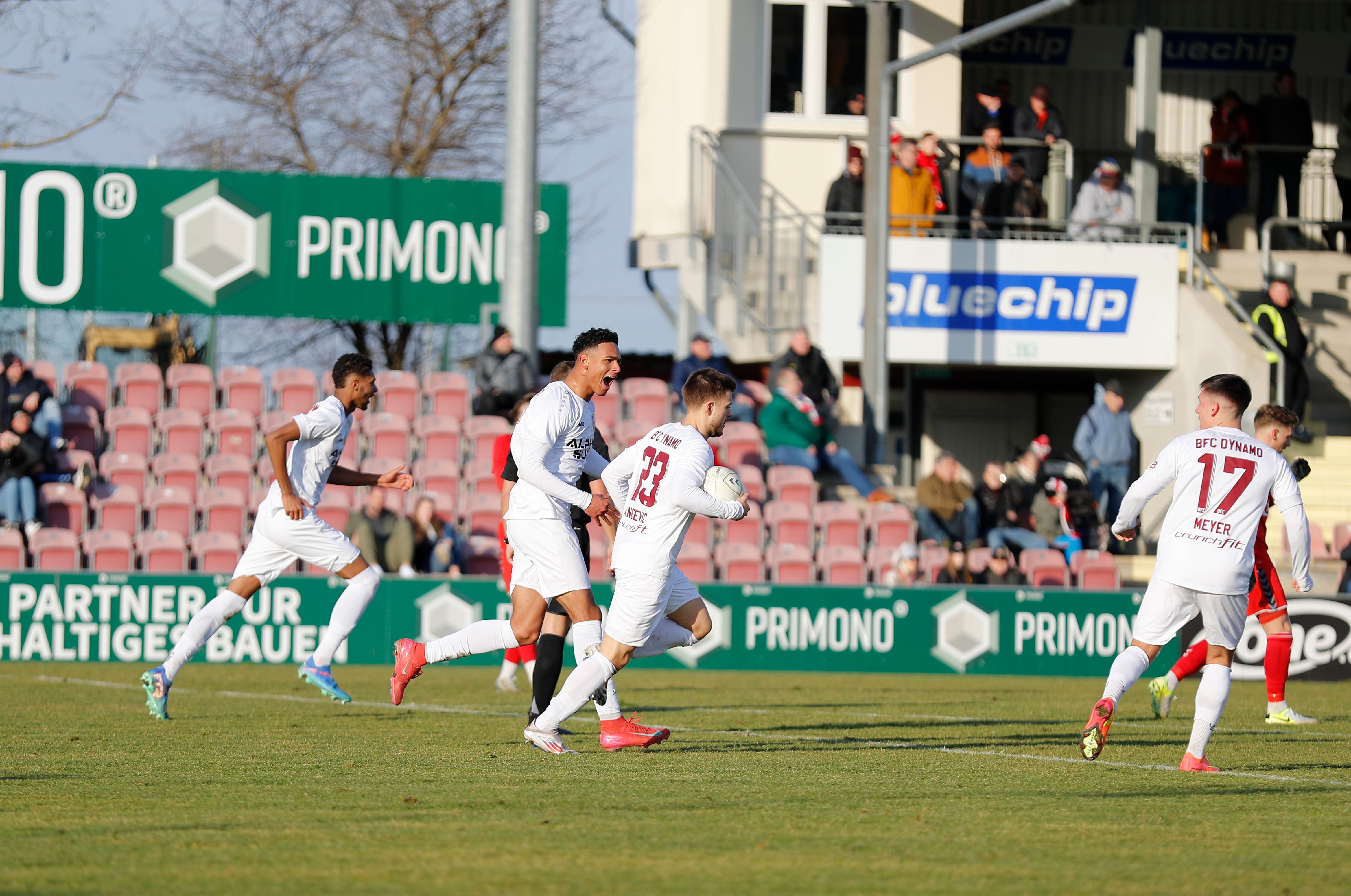 Image - BFC Dynamo nur eine Halbzeit, Fans über 90 Minuten in Topform