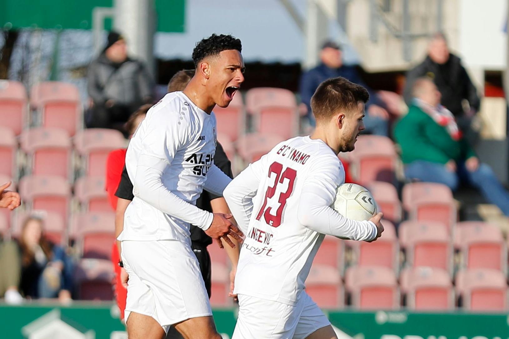 Benny Wüstenhagen freut sich nach seinem Tor zum 2:2 in Meuselwitz, Ivan Knezevic hat sich den Ball geschnappt, damit es schnell weitergeht. Für den Sieg reicht es trotzdem nicht mehr.