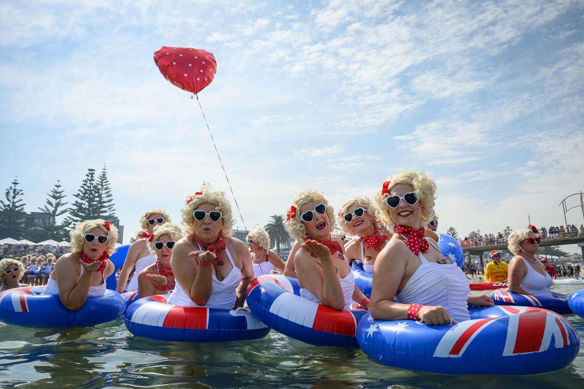 Hunderte Marilyn-Monroe-Doubles nahmen an der Veranstaltung teil. Den Marilyn Jetty Swim gibt es seit 2004 in Australien.