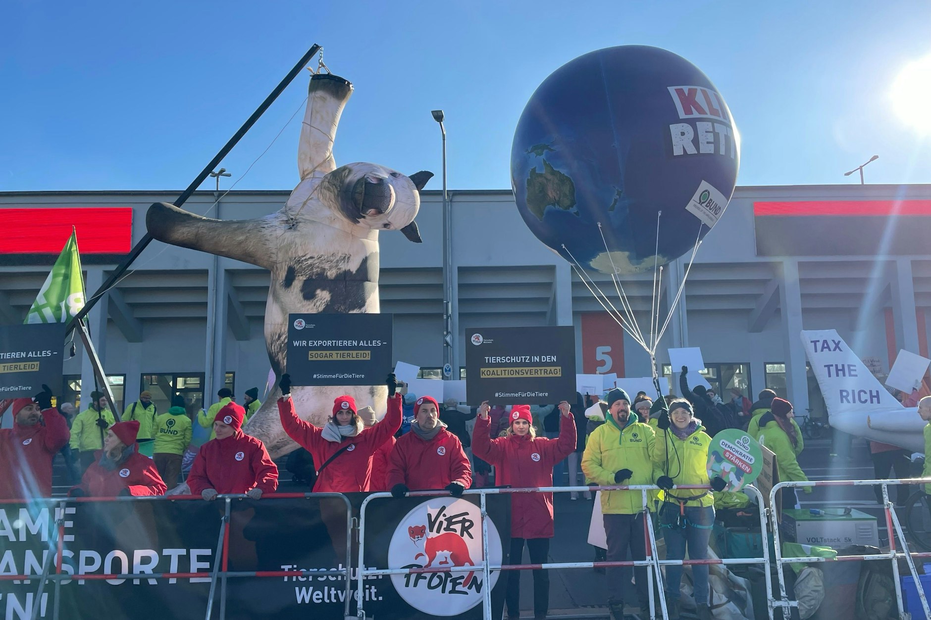 Auch Demonstranten des BUND und anderer Organisationen versammelten sich vor der historischen F1-Tribüne.