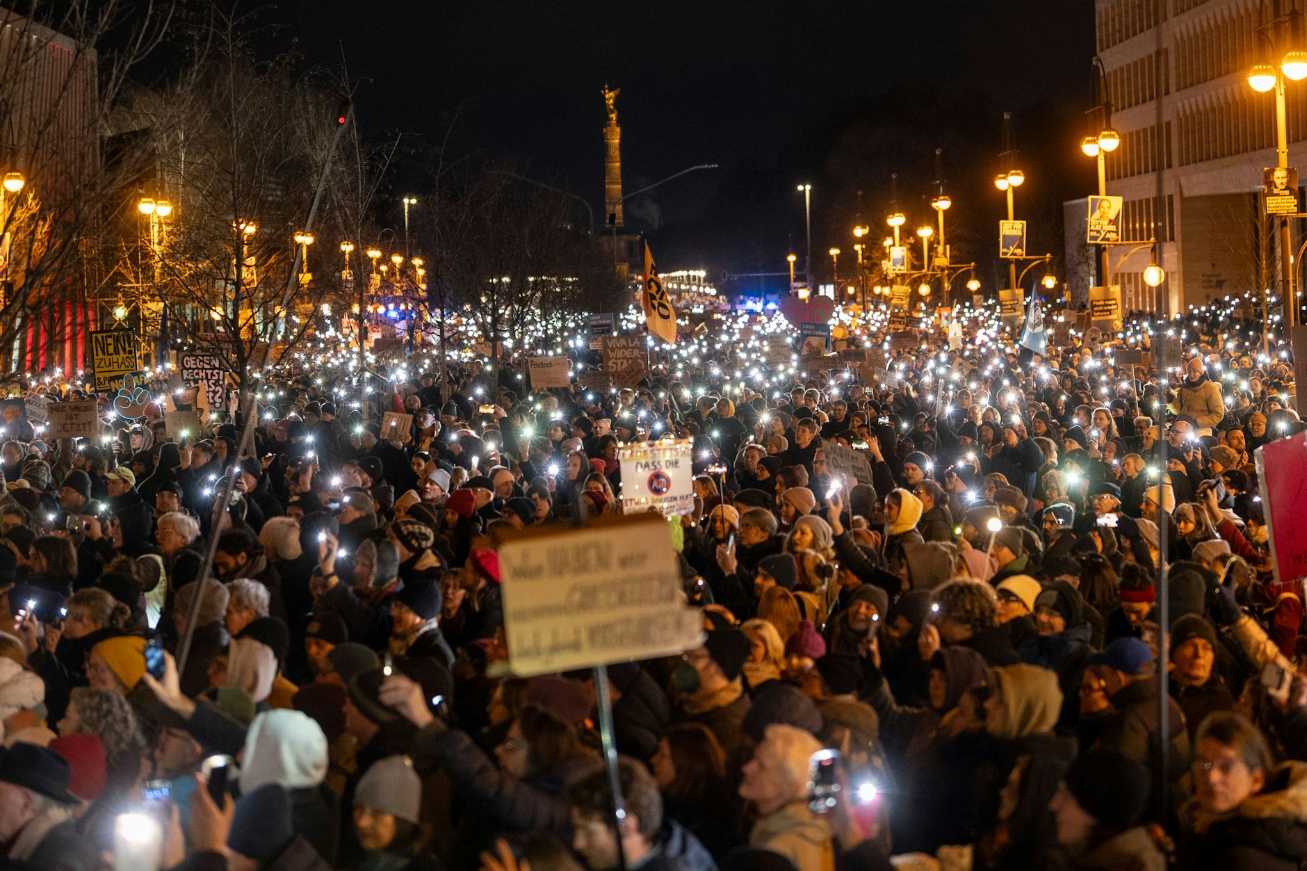 Nachdem die CDU bei einer Abstimmung mithilfe der AfD eine Mehrheit geholt hatte, gingen 160.000 Menschen auf die Straße.