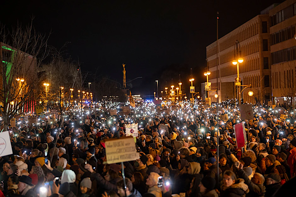 Nachdem die CDU bei einer Abstimmung mithilfe der AfD eine Mehrheit geholt hatte, gingen 160.000 Menschen auf die Straße.